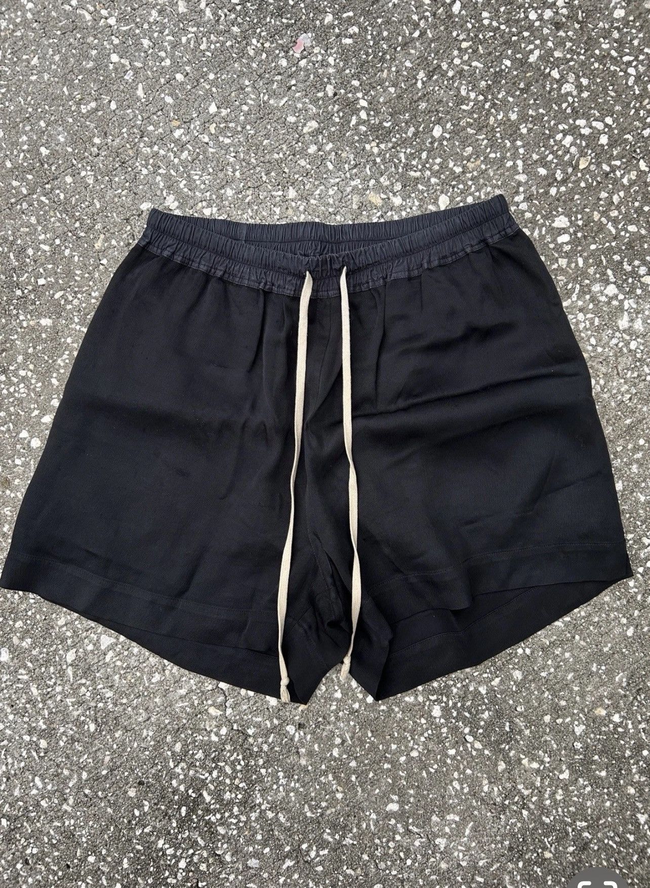 ショートパンツ RICK OWENS SILK SHORTS Rick Owens セミシアーシルク ショートパンツ | ブラック