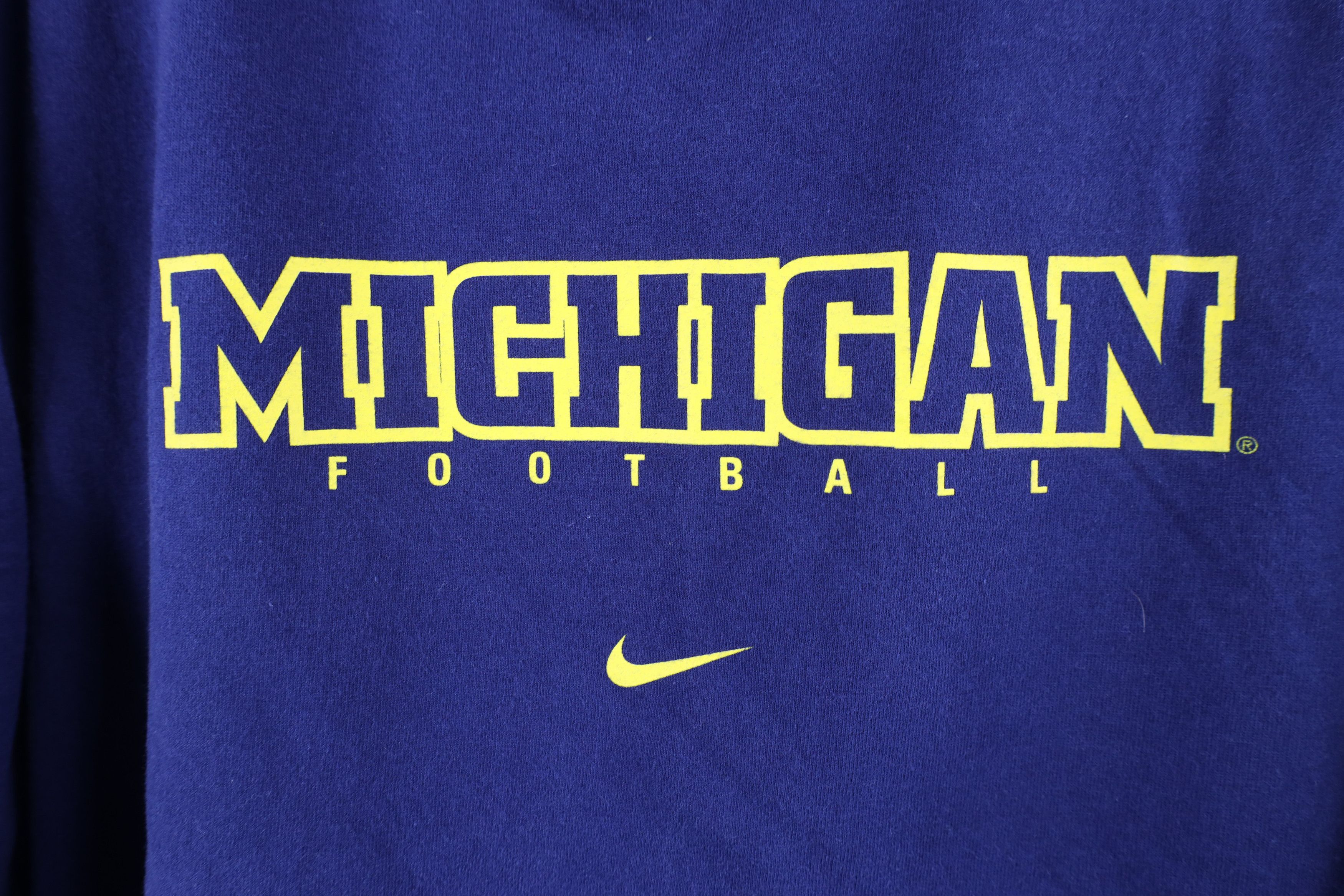 Nike Vintage Nike Swoosh University of Michigan Football T-Shirt Size US L / EU 52-54 / 3 - 4 Thumbnail