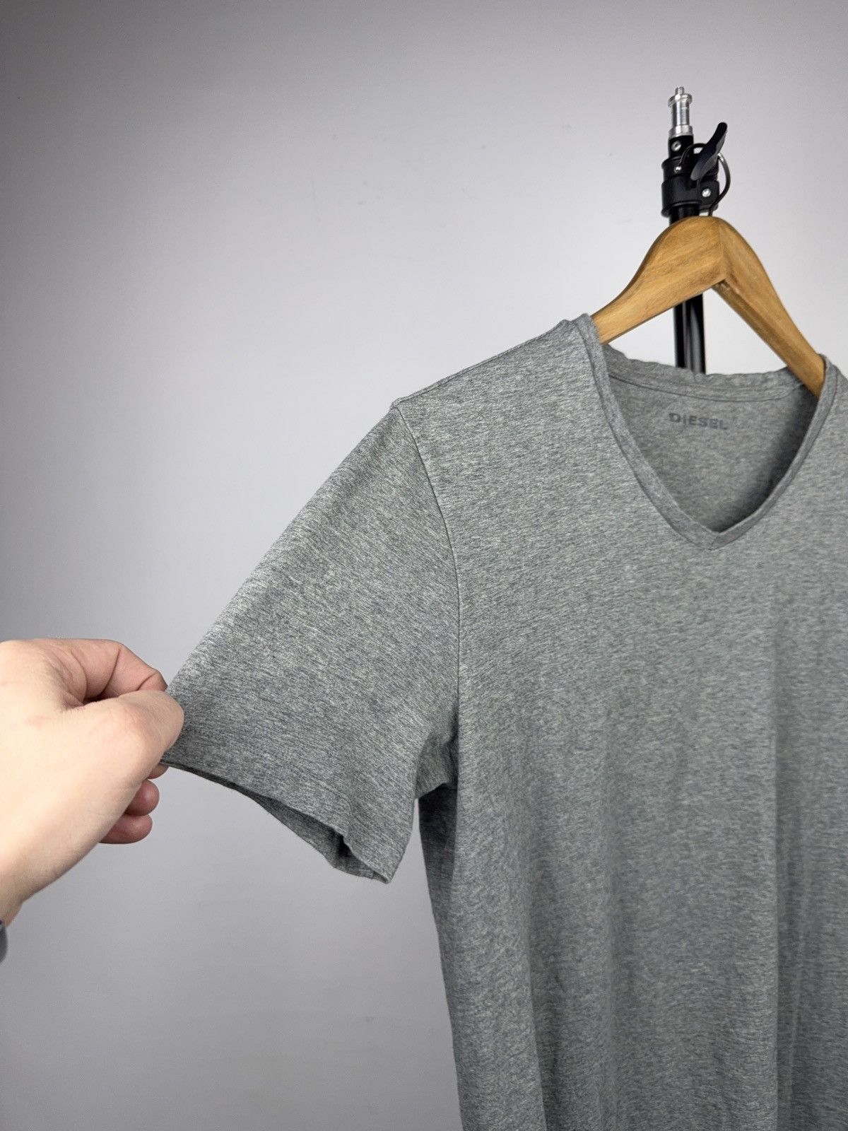 Diesel Luxury 00s Diesel Grey V-Neck T-Shirt Minimal Logo Size US M / EU 48-50 / 2 - 4 Thumbnail
