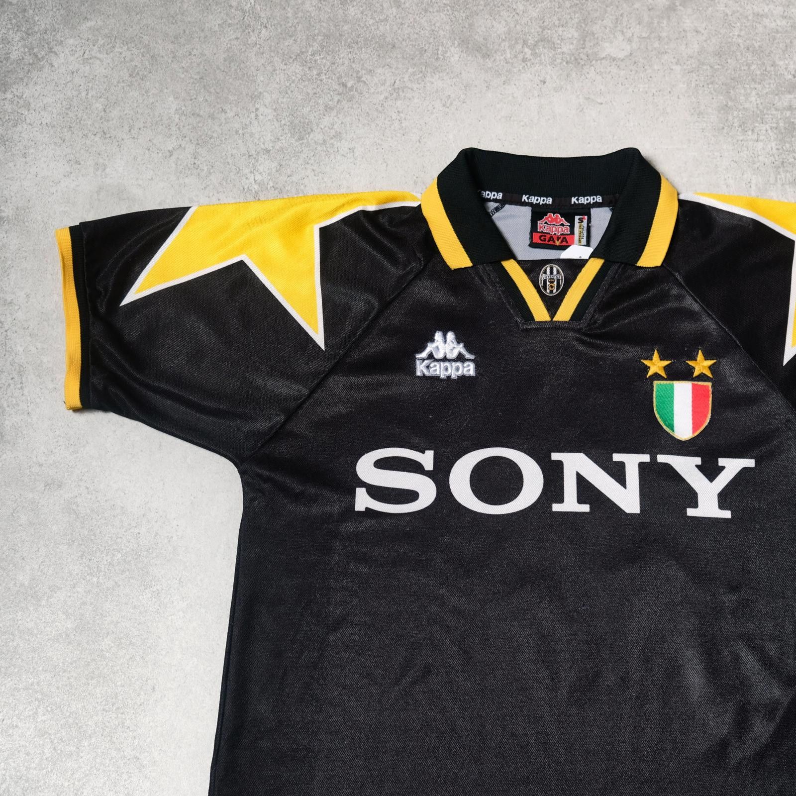 Kappa 1995/96 Juventus Third Shirt Kappa Zidane (M/L) Size US M / EU 48-50 / 2 - 4 Thumbnail