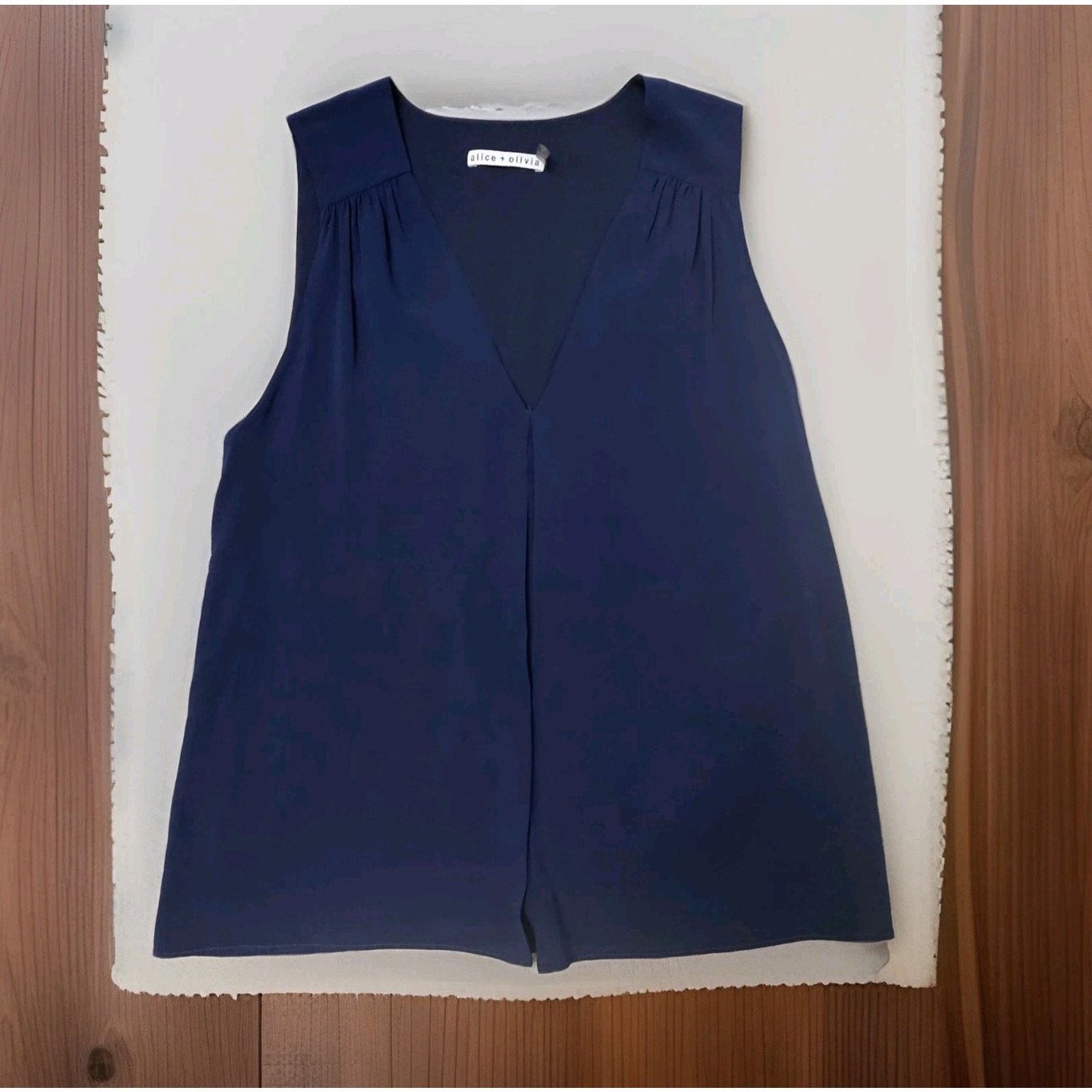 Alice + Olivia Alice + Olivia Silk Textured V-neck Sleeveless Tank XS Size XS / US 0-2 / IT 36-38 - 1 Thumbnail