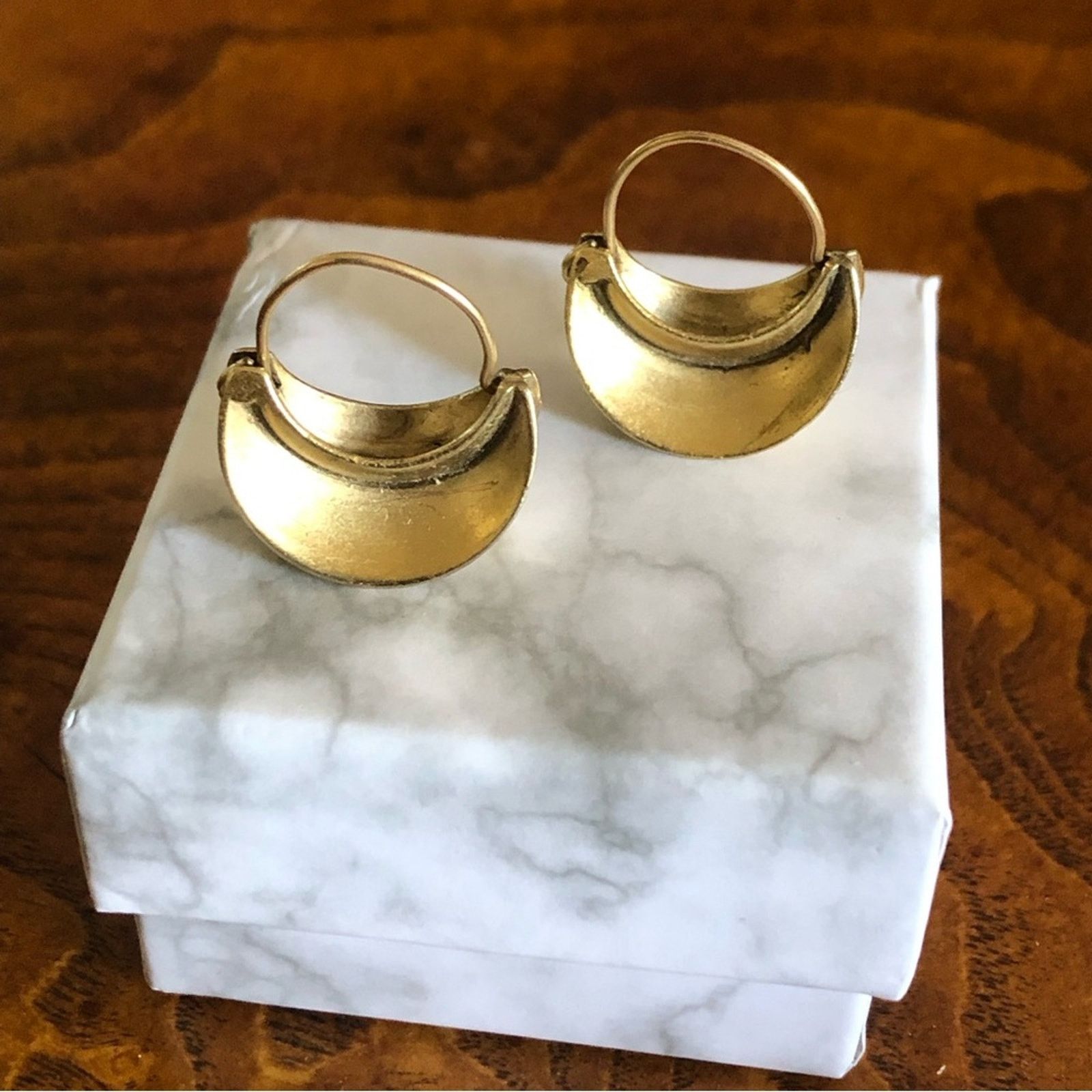 Vintage Vintage matte gold moon shape dangle loop earrings Size ONE SIZE - 1 Thumbnail