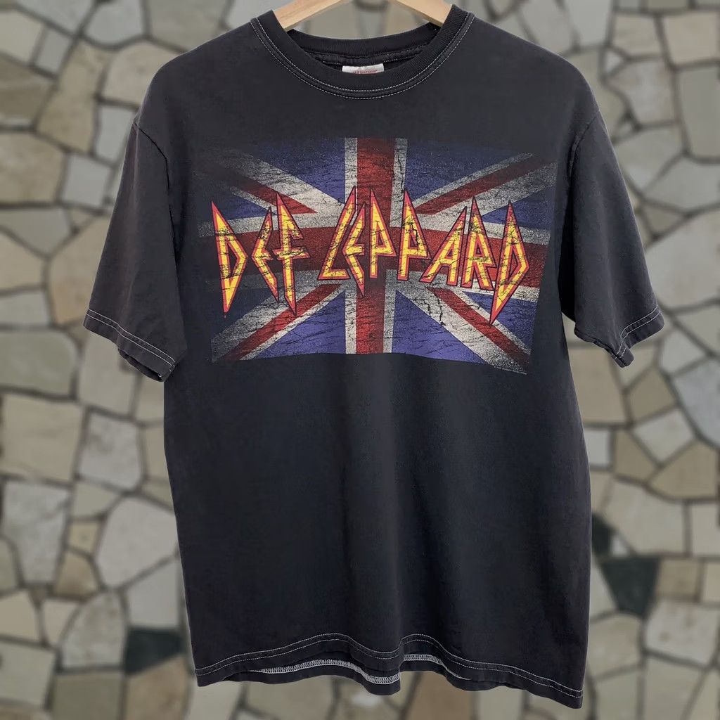 Vintage VINTAGE Def Leppard UK Flag 2006 Tee Gray T-Shirt Short Sleeve Size Medium Size US M / EU 48-50 / 2 - 1 Thumbnail