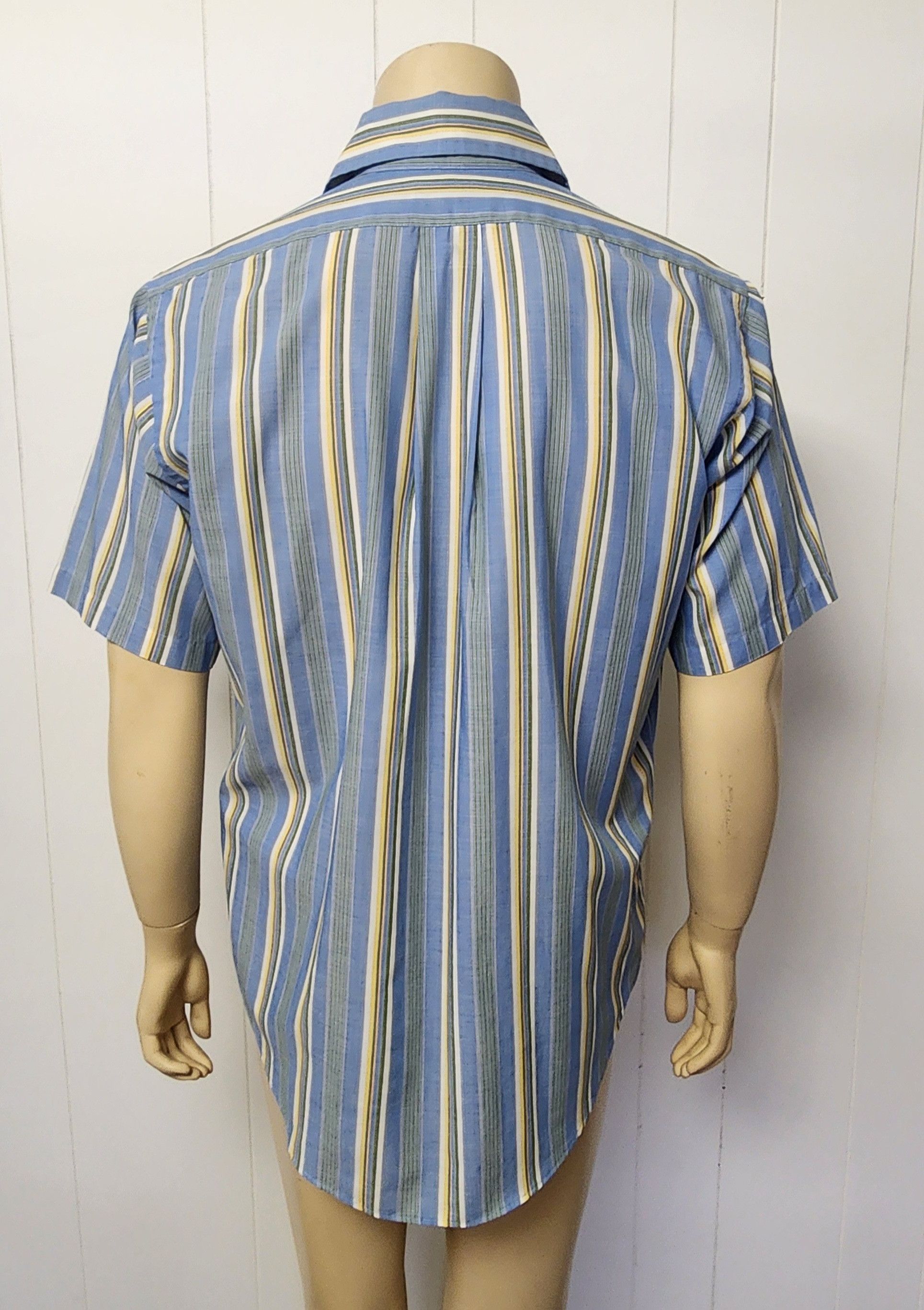 Vintage men's 1970s shirt L short sleeve stripe button front Size US L / EU 52-54 / 3 - 5 Thumbnail