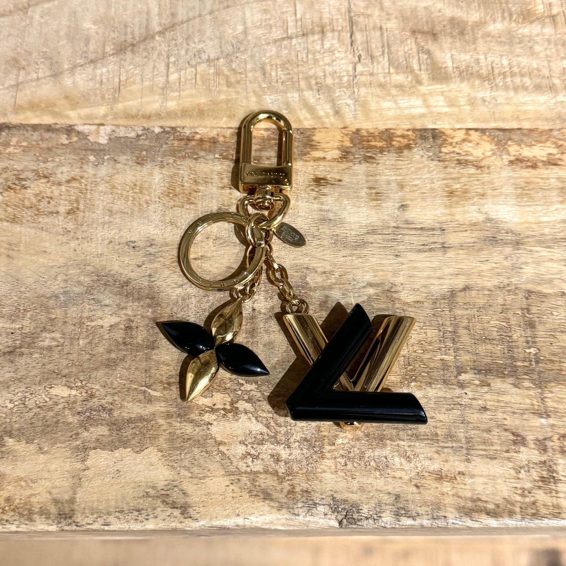 Louis Vuitton アクリルチャーム ブラック/ゴールド Louis Vuitton Gold Black LV Twist Key Holder Bag Charm