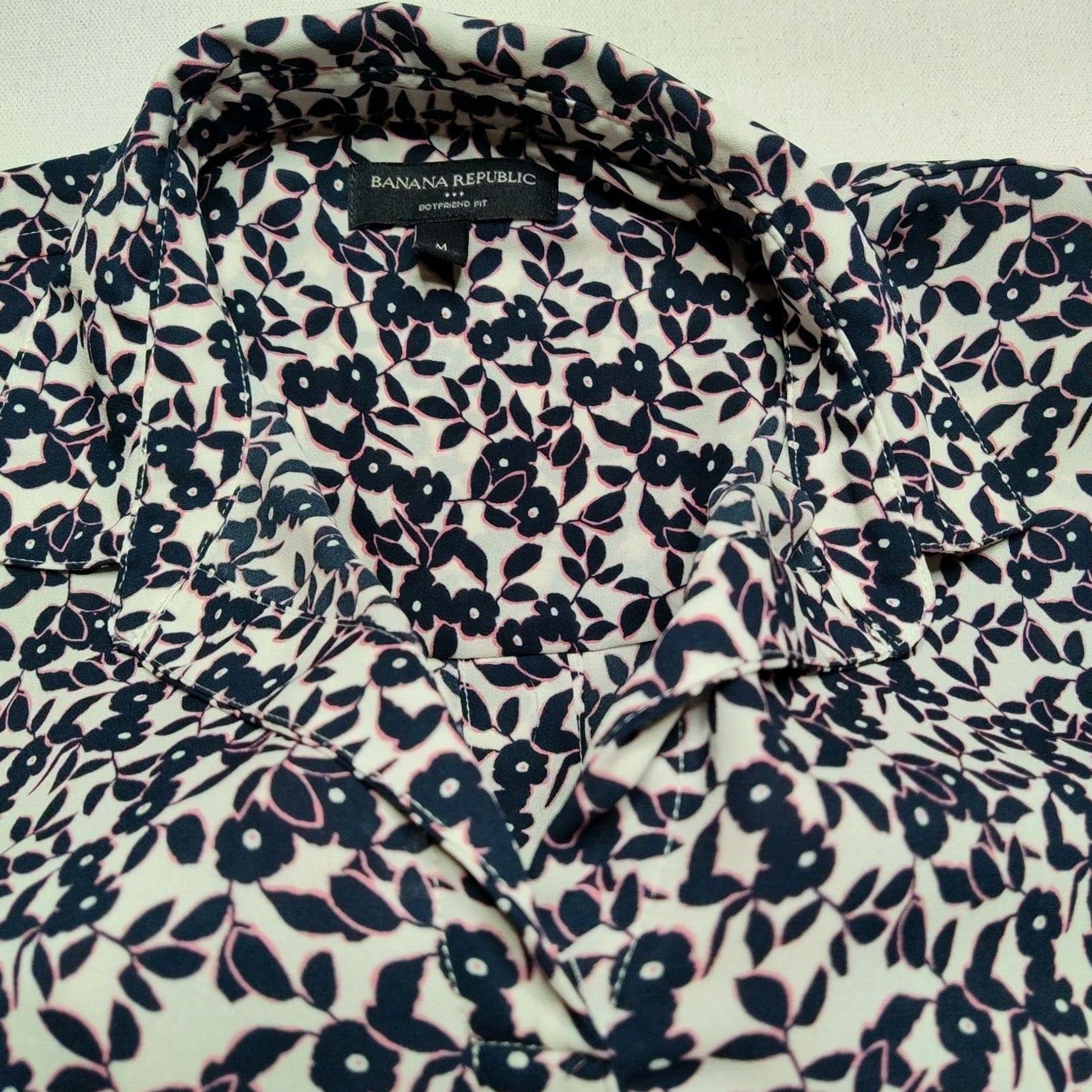 Banana Republic Banana Republic Women Medium Blue Floral V-Neck Back Button Pullover Top Size M / US 6-8 / IT 42-44 - 3 Thumbnail