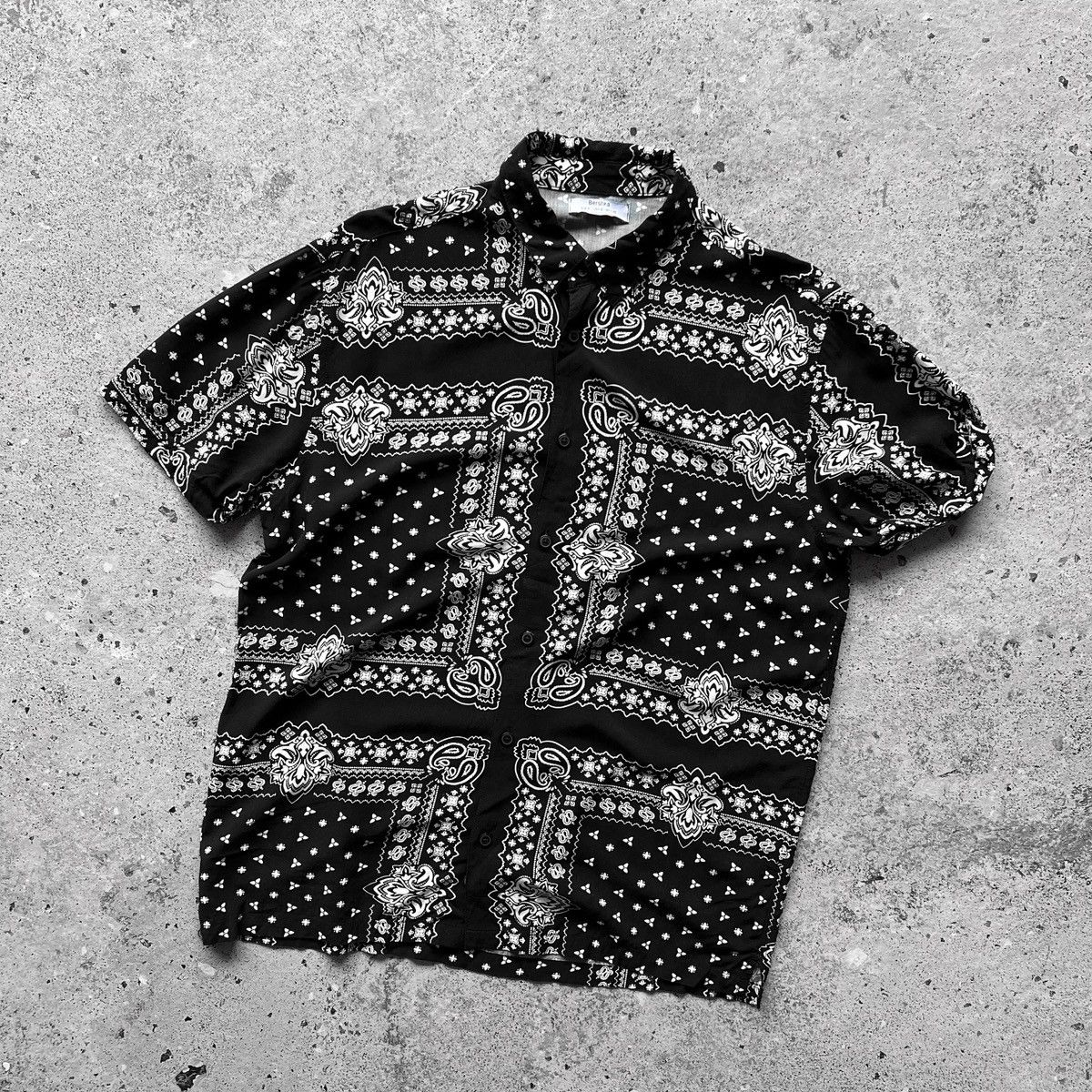 Bershka × Designer Bershka Bandana Printed Black/White SS Button Up Shirt Size US S / EU 44-46 / 1 - 1 Thumbnail