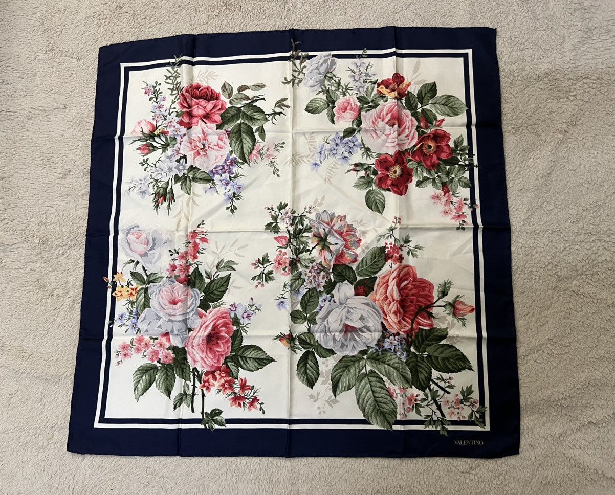 Valentino 100% Silk VALENTINO Scarf Size ONE SIZE - 1 Thumbnail