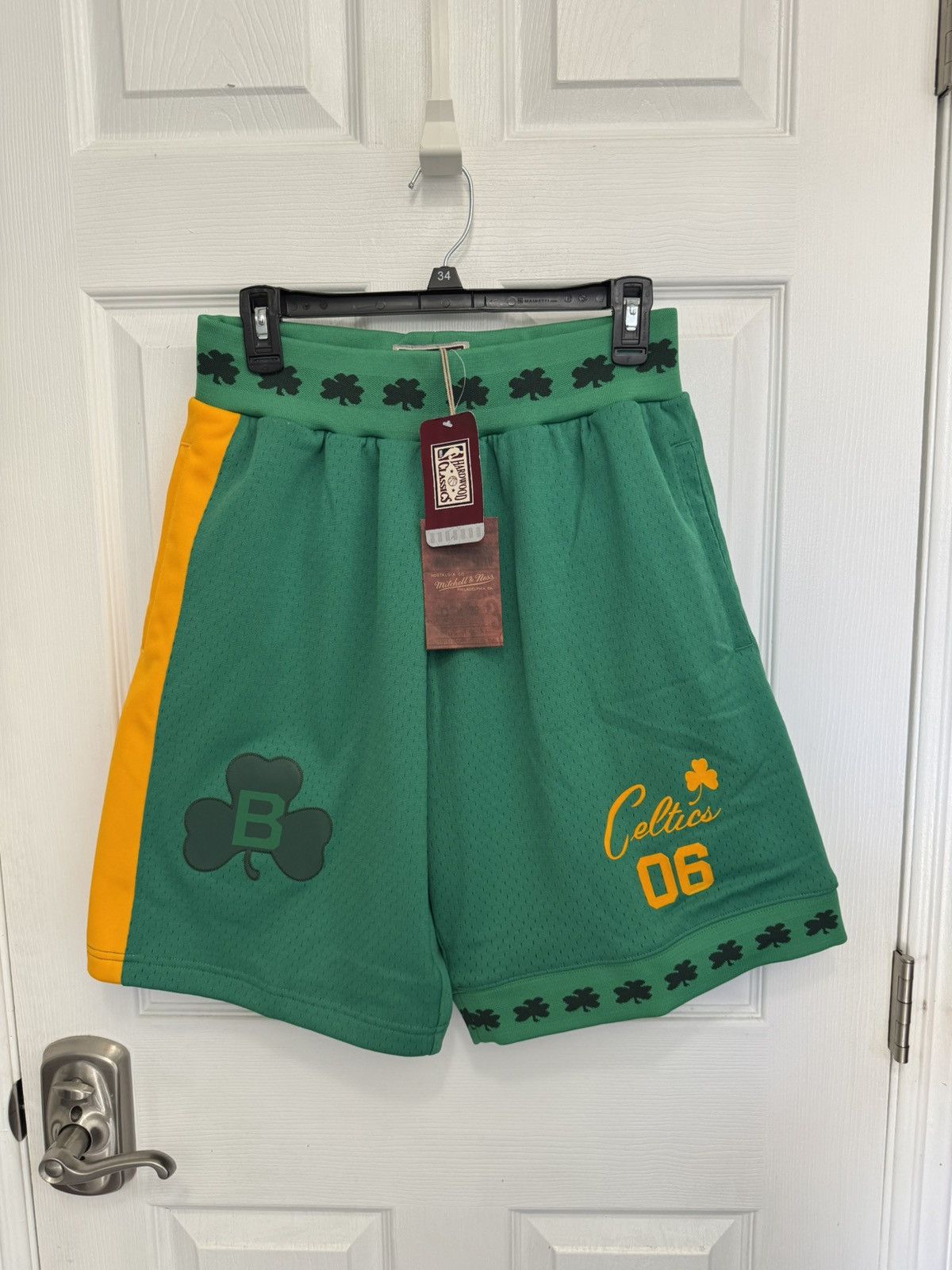 Mitchell & Ness Mitchell & Ness NBA Celtics short Green and Yellow Size US 32 / EU 48 - 1 Thumbnail