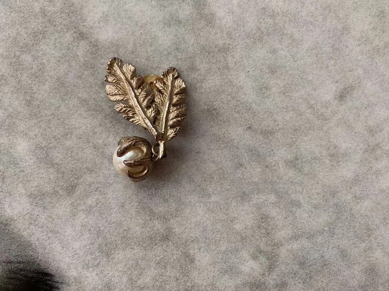 Kenzo 1990s Kenzo Silver Leaf Pearl Clip Earrings. Size ONE SIZE - 2 Thumbnail