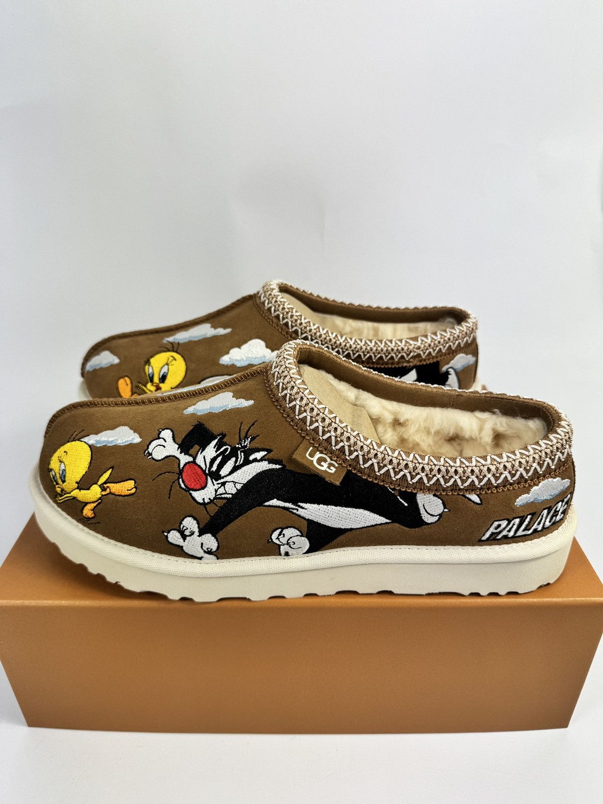 Palace × Ugg LOONEY TUNES UGGS Size US 10 / EU 43 - 4 Thumbnail