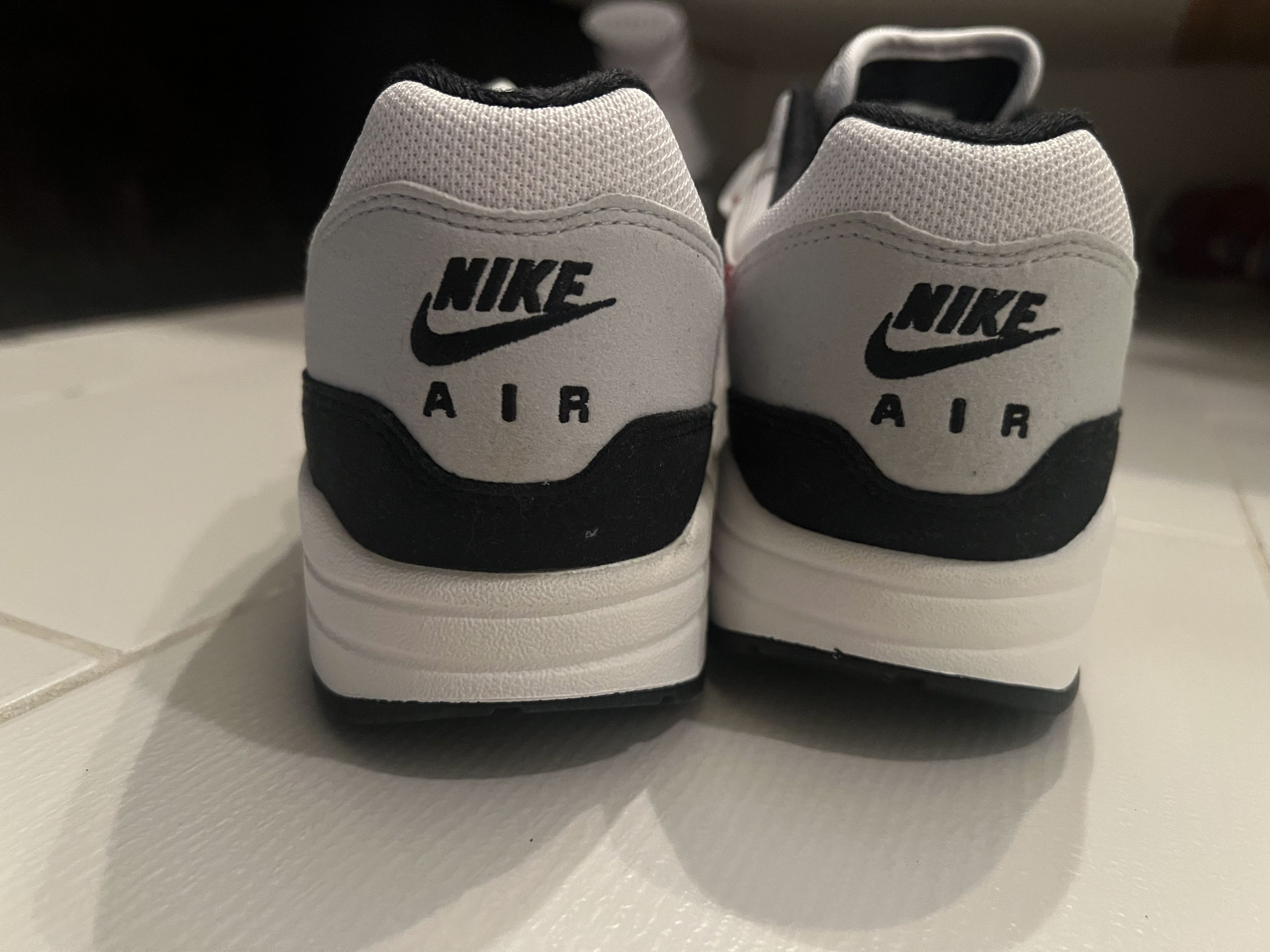 Nike NIKE AIR MAX 1 White & University Red Size US 9.5 / EU 42-43 - 5 Thumbnail