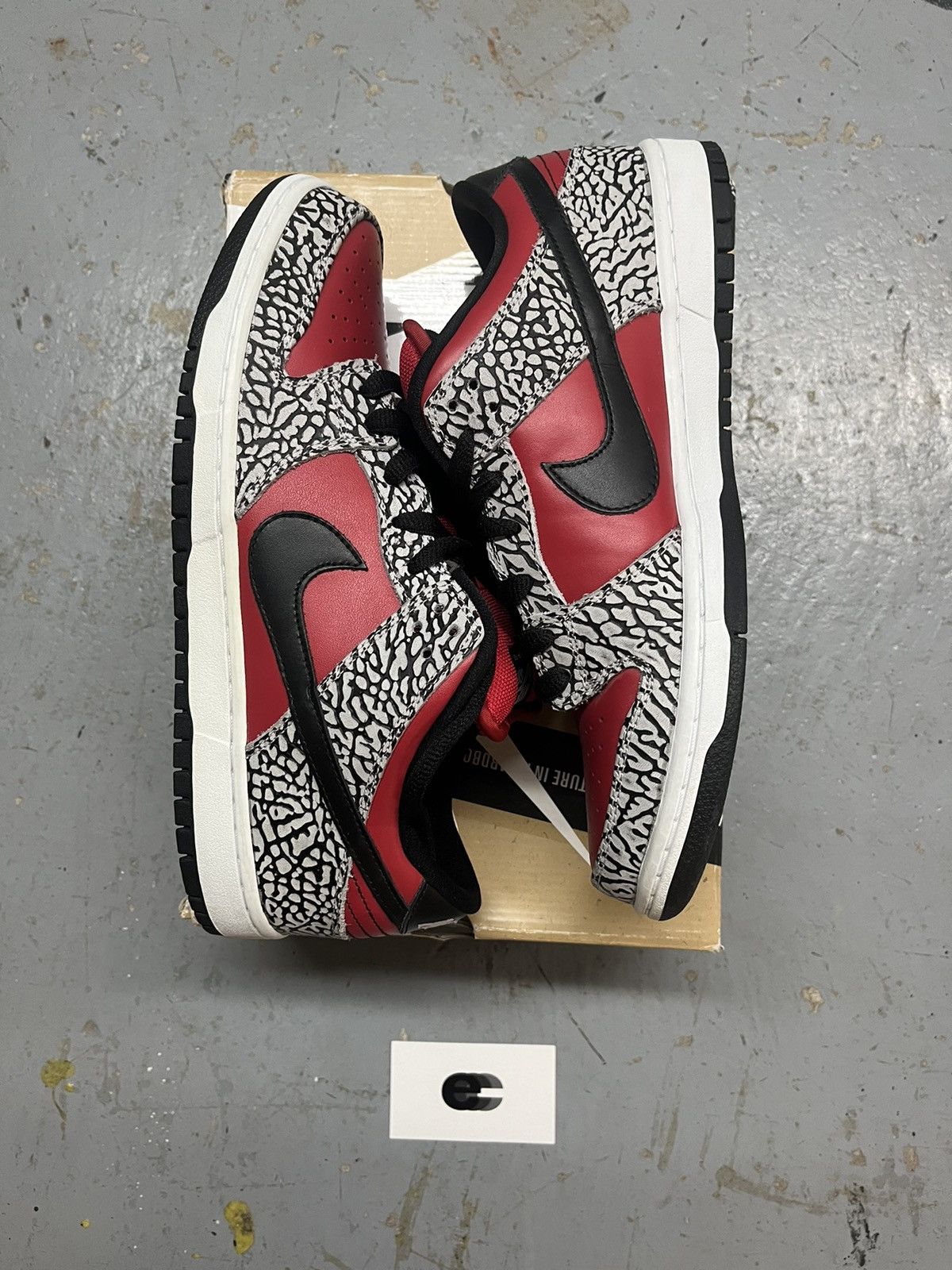Nike sb supreme red cement sale