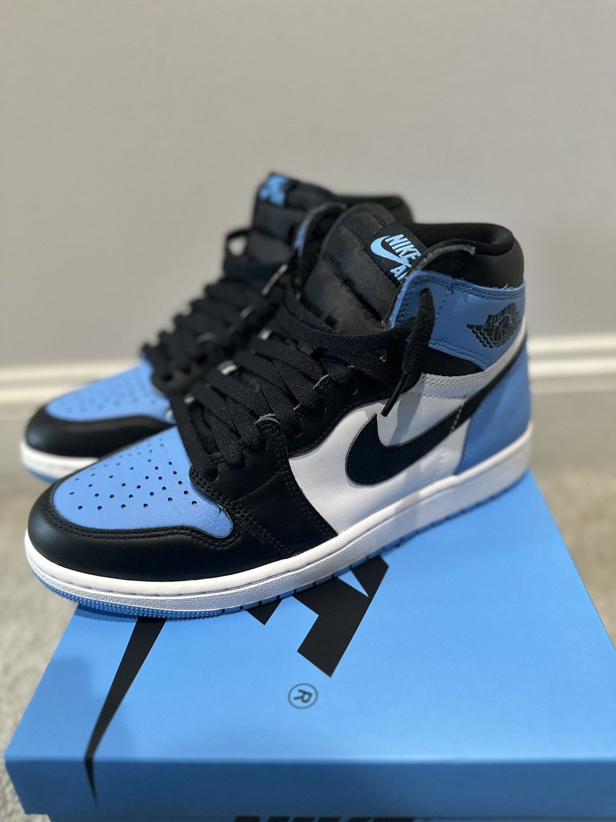 Jordan Brand Air Jordan 1 Retro High OG ‘UNC Toe’ Size US 9 / EU 42 - 3 Thumbnail