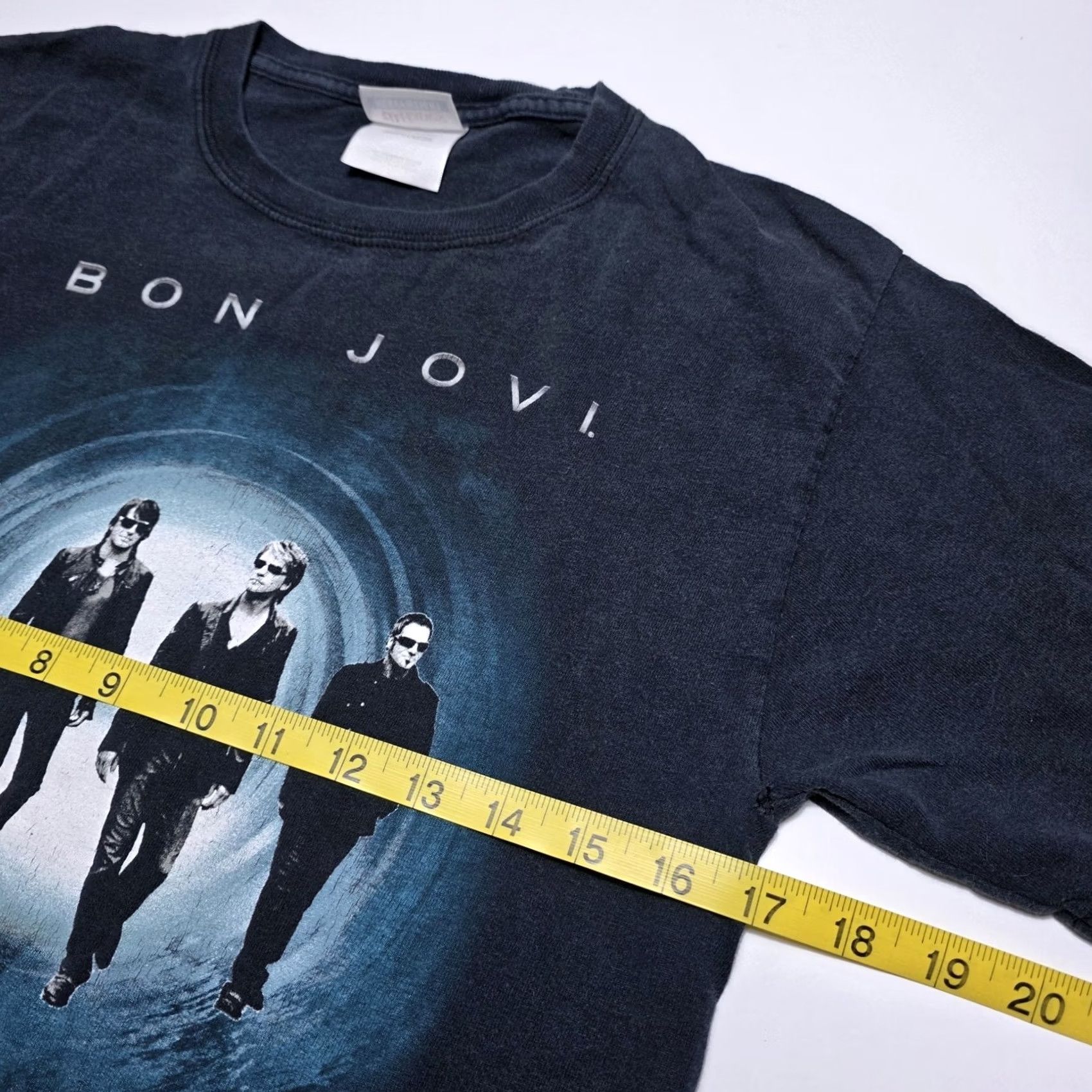 Hanes VINTAGE Bon Jovi World Tour 2010 T-shirt Black Faded Men's Size Small Y2k Size US S / EU 44-46 / 1 - 4 Thumbnail