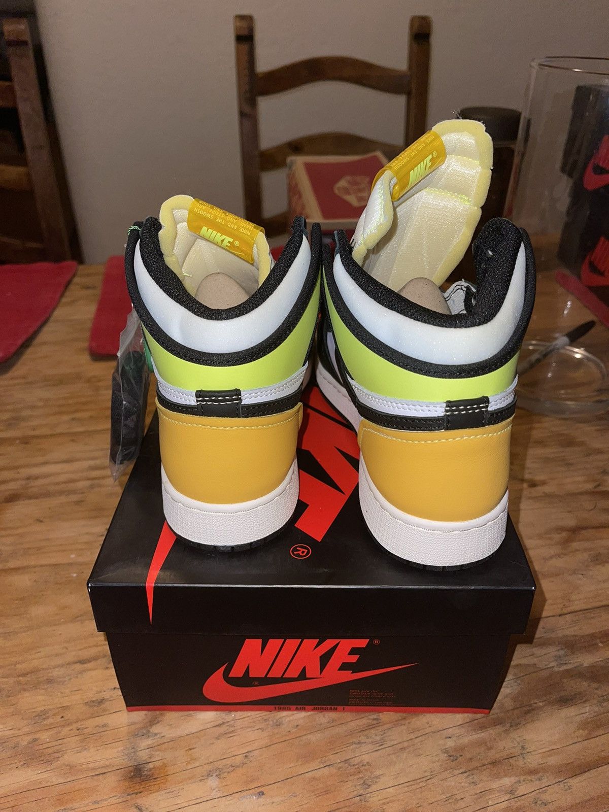 Jordan Brand Jordan 1 Volt Size 6Y Size US 7.5 / IT 37.5 - 4 Thumbnail