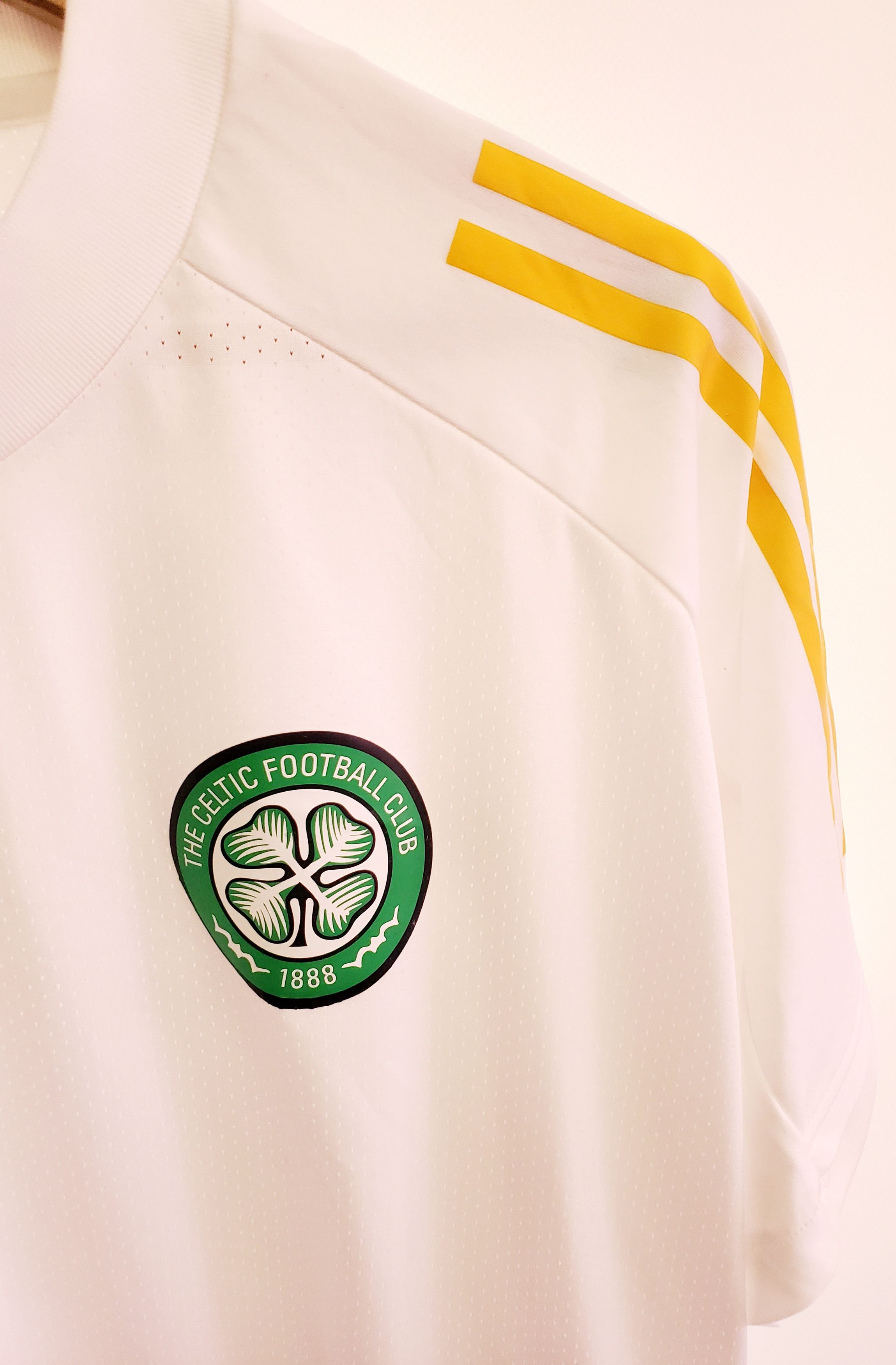 Adidas FC CELTIC 2020/2021 soccer jersey perfect condition size M Size US M / EU 48-50 / 2 - 4 Thumbnail