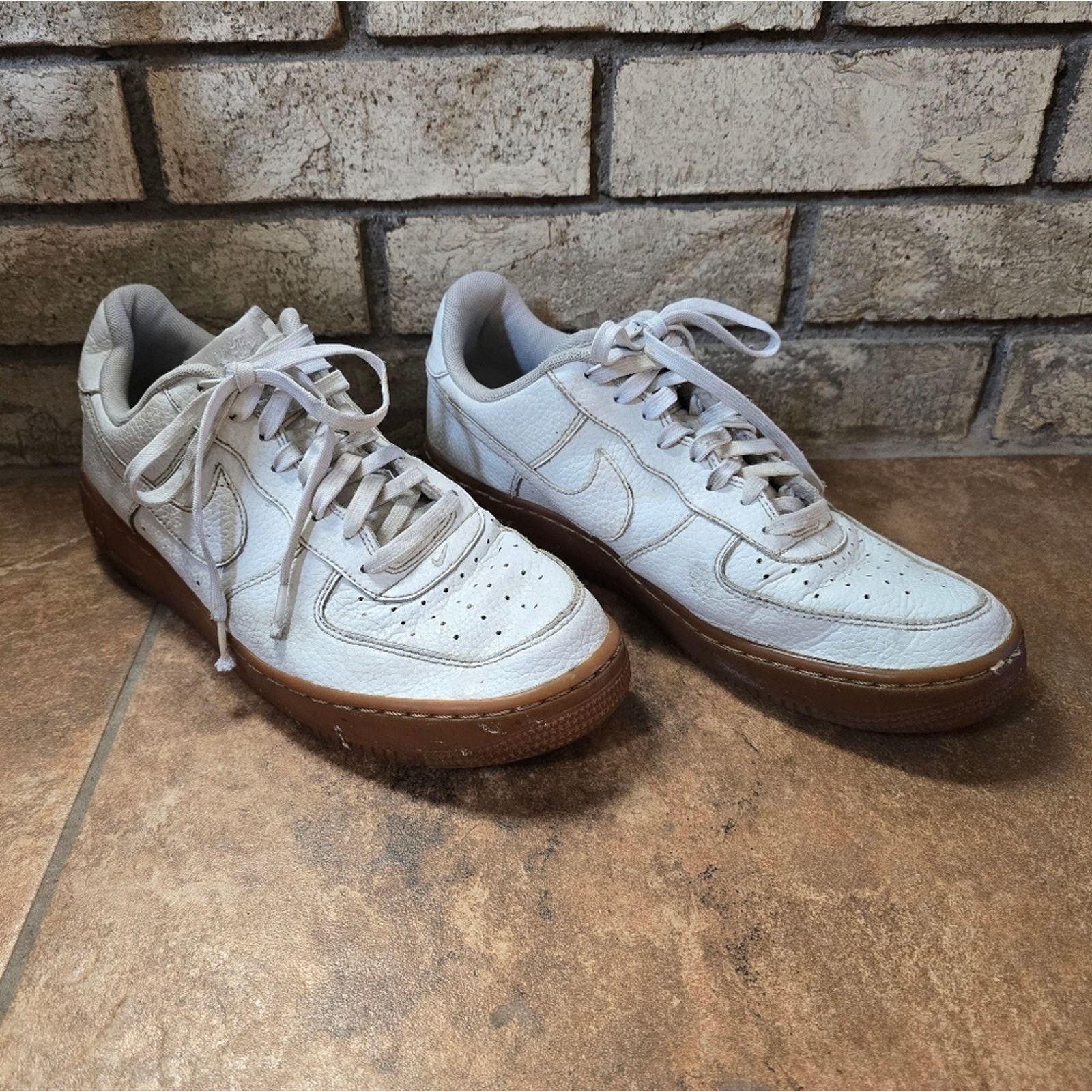 Nike White Classic | NIKE | Low Top Sneaks Size US 9 / EU 42 - 2 Thumbnail