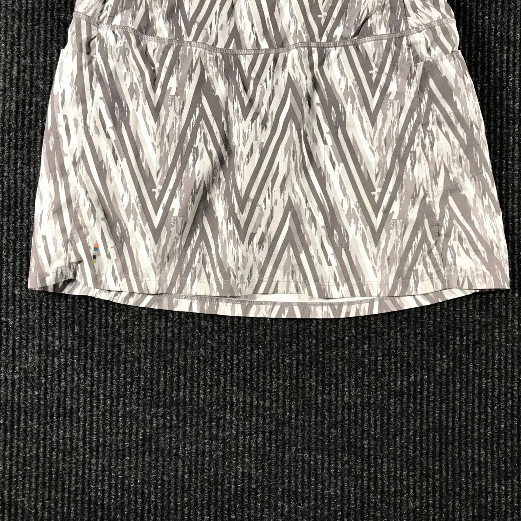 Smartwool VINTAGE SmartWool Grey Chevron Print Athletic Skort Built-in Shorts Pockets Womens S Size 28" / US 6 / IT 42 - 3 Thumbnail