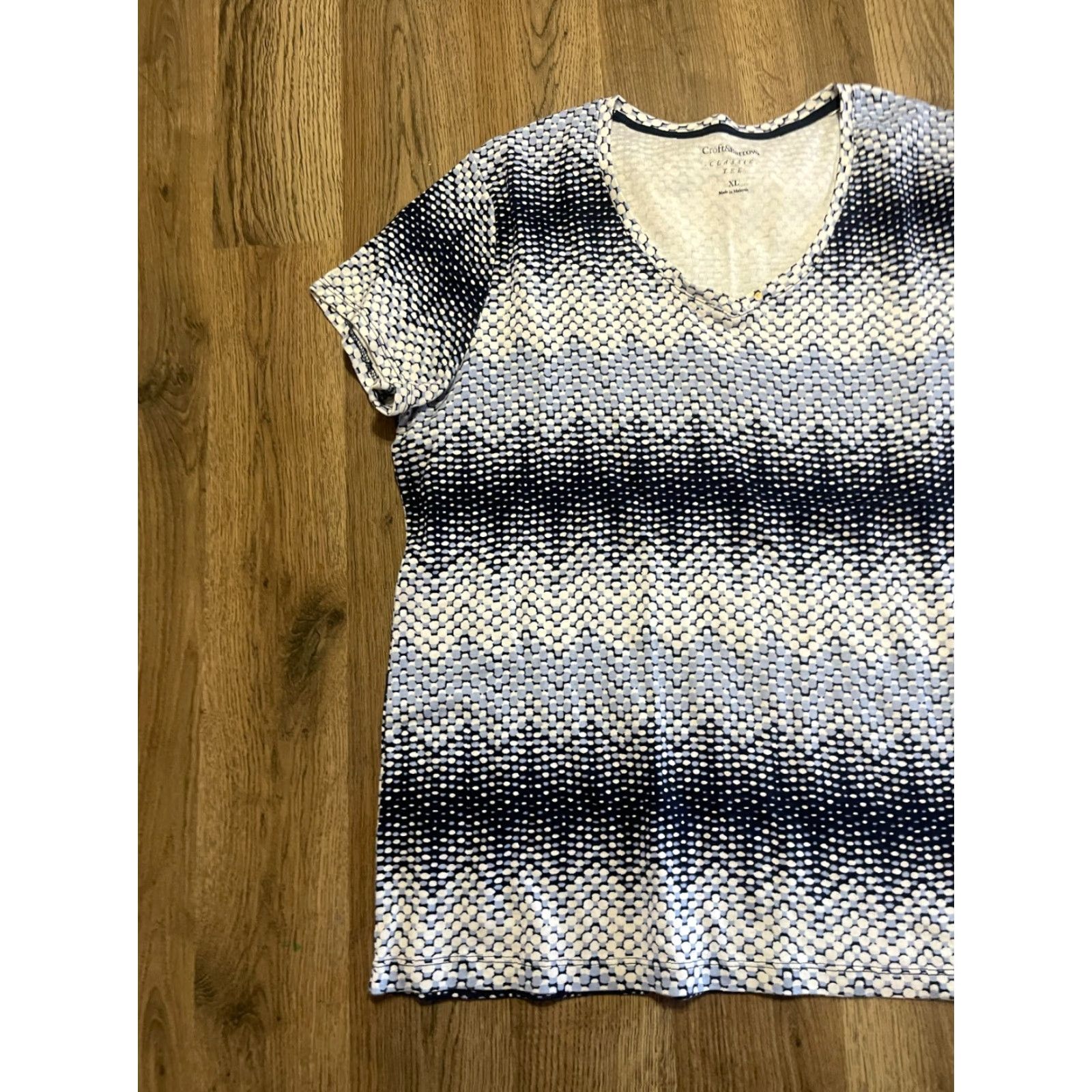 Croft & Barrow Croft & Barrow Shirt Women's XL Blue White Classic Tee V-neck Allover Print Size XL / US 12-14 / IT 48-50 - 4 Thumbnail