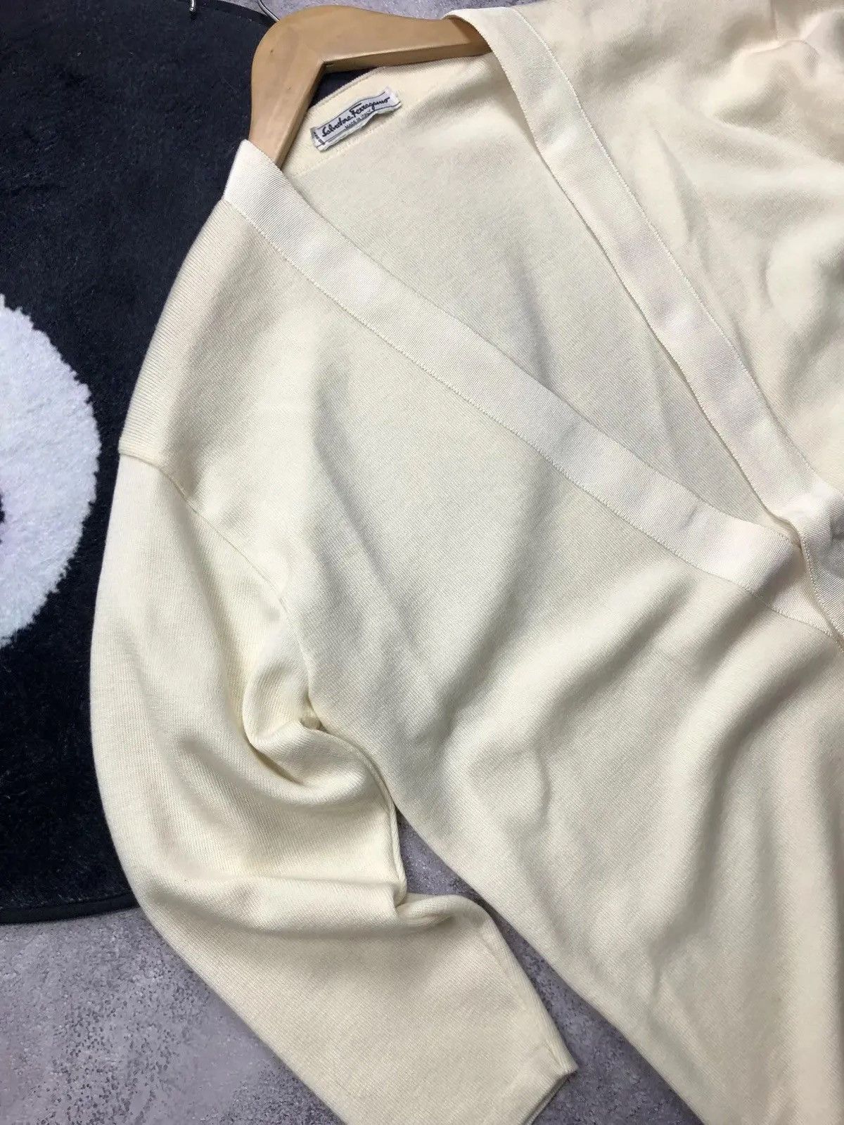 Salvatore Ferragamo SALVATORE FERRAGAMO Vintage Knitted Cardigan Beige Luxury Size US M / EU 48-50 / 2 - 4 Thumbnail