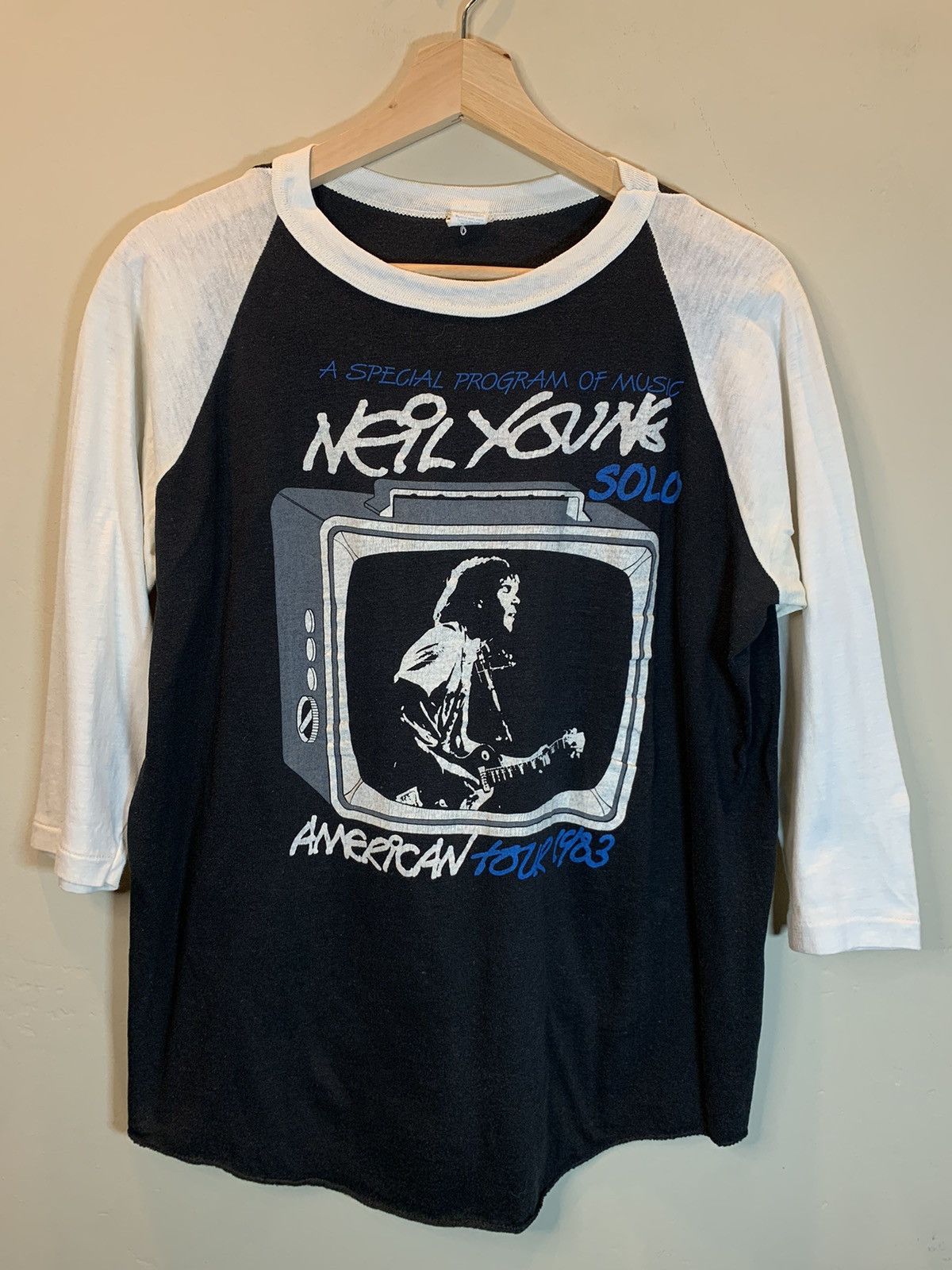 Band Tees RARE* Vintage 1983 Neil Young Solo Tour Single Stitch Raglan Size US L / EU 52-54 / 3 - 1 Thumbnail