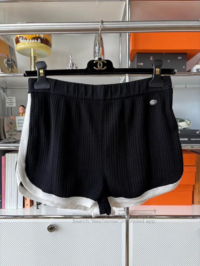 Chanel Chanel 24C black cashmere shorts Size 25" / US 0 / IT 36 - 1 Thumbnail