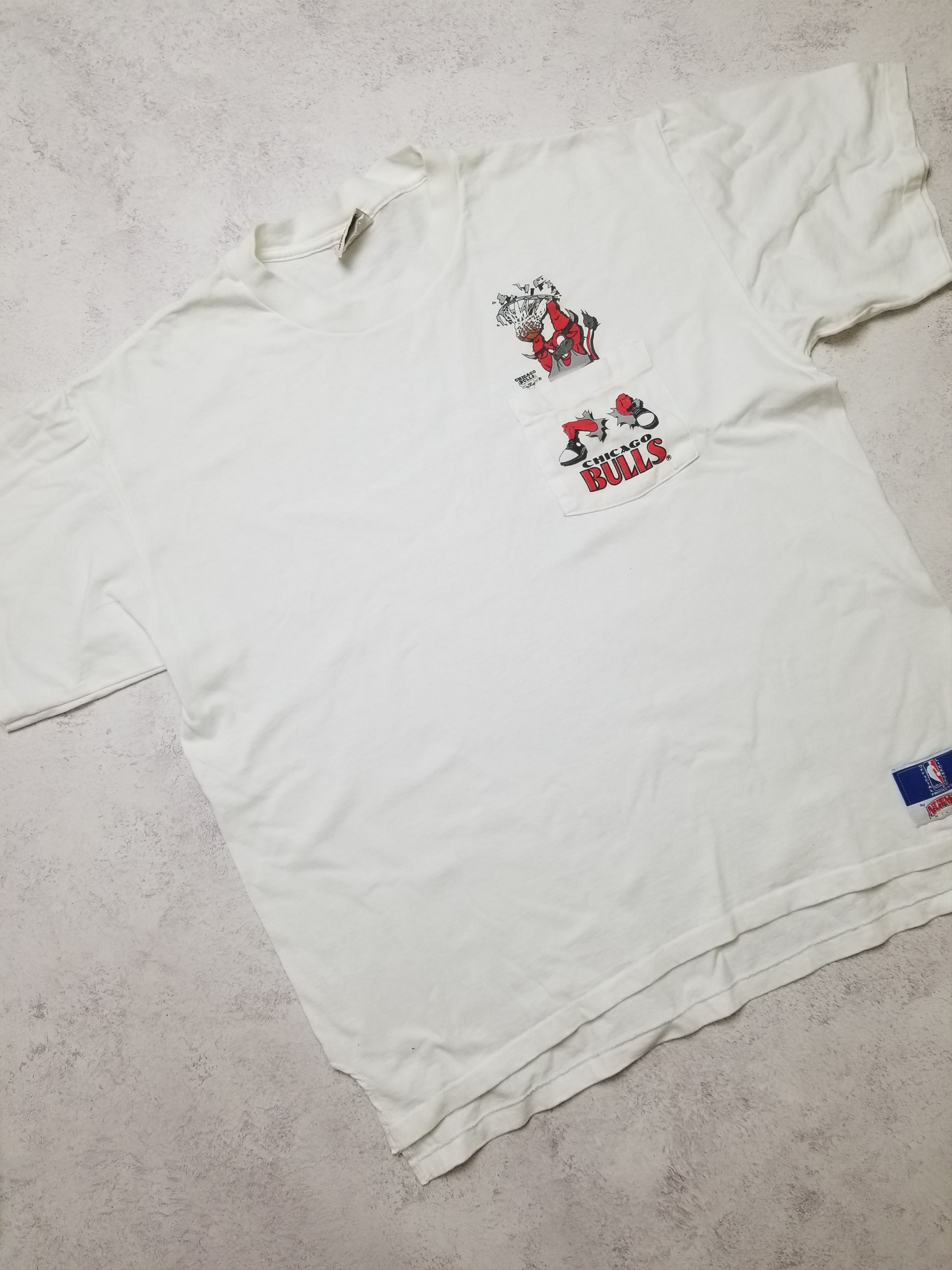 Nutmeg Vintage Chicago Bulls Nutmeg Mills Pocket Shirt Size US L / EU 52-54 / 3 - 11 Thumbnail