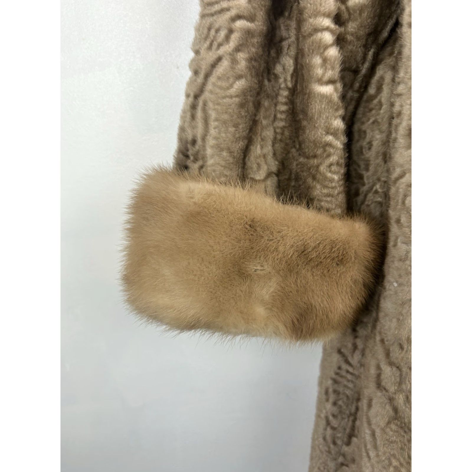 Vintage VINTAGE Bacara Coat Women Faux Fur Beige Mink Collar Cuffs 60s Overcoat Medium Winter Party/Cocktail Formal Satin Lining Button Size M / US 6-8 / IT 42-44 - 4 Thumbnail