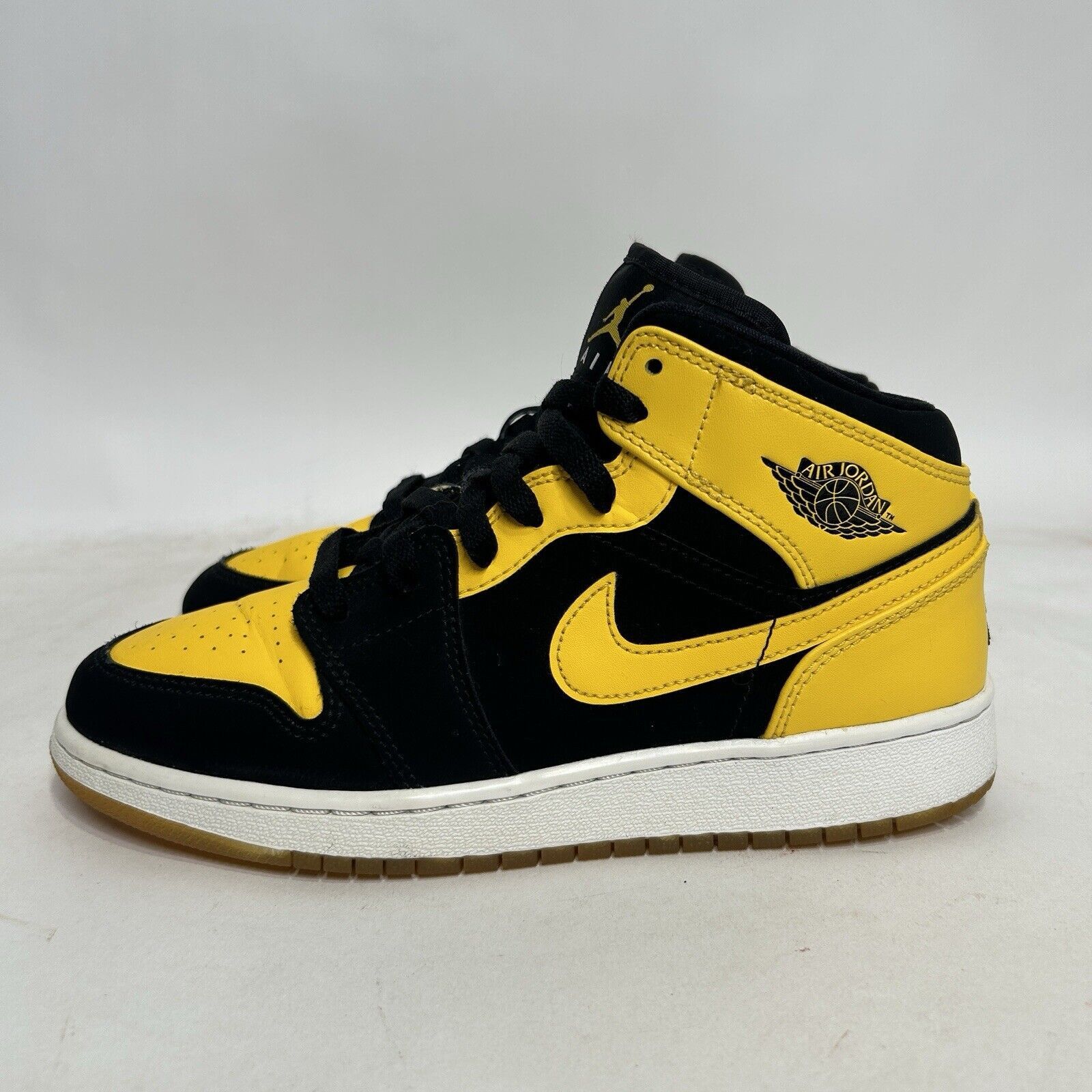 Jordan Brand Nike Air Jordan 1 Retro Mid GS “New Love” 2017 Size US 7 / IT 37 - 6 Thumbnail