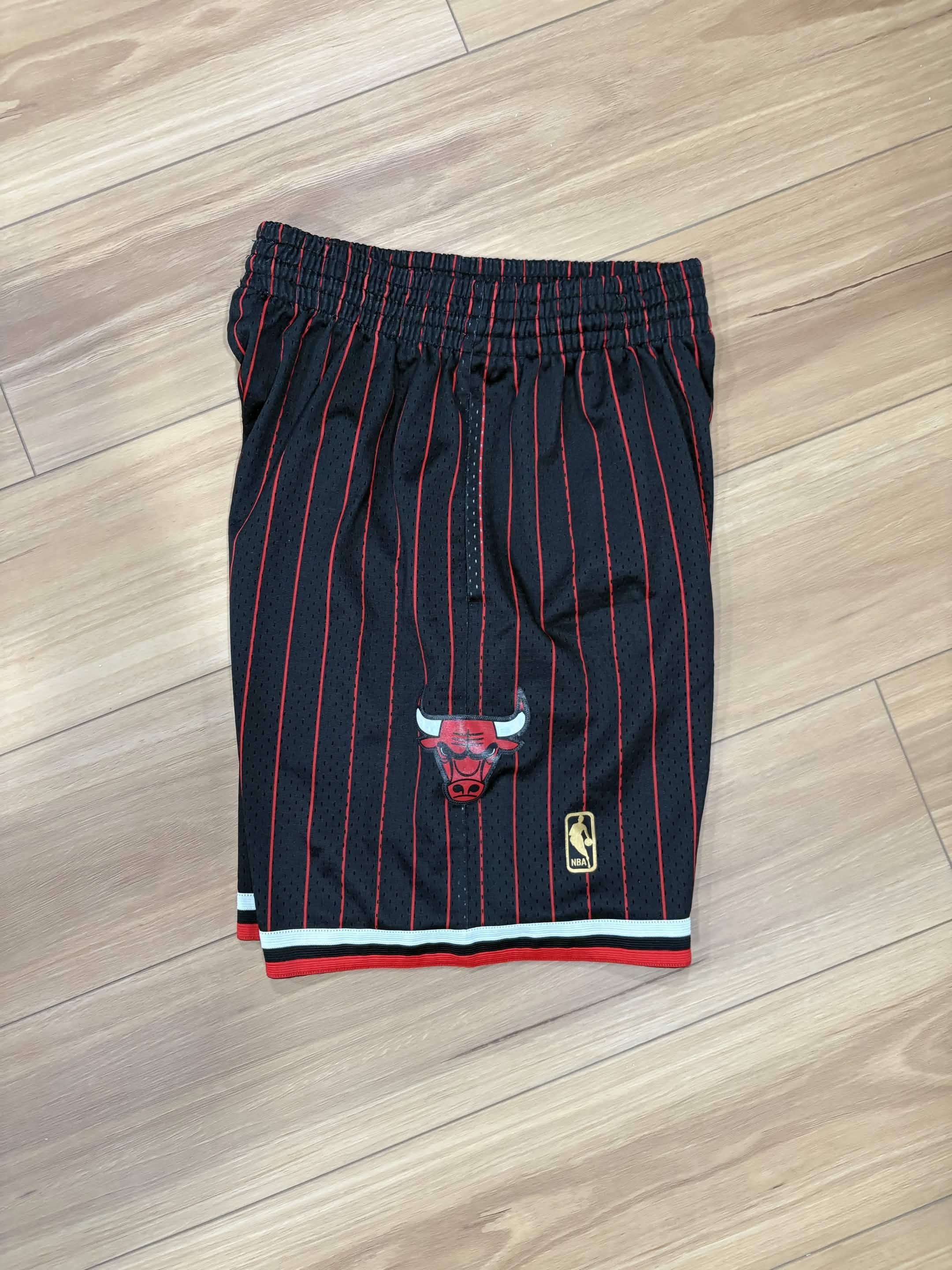 Mitchell & Ness Mitchell & Ness NBA Swingman Shorts Chicago Bulls 96-97 Size US 30 / EU 46 - 4 Thumbnail