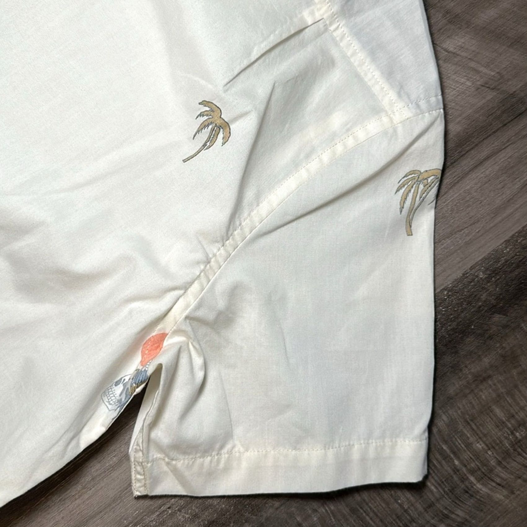 Vissla VISSLA Parrodise Tropical Skull Short Sleeve Button Down - Small Men Shirt Cream 60% Cotton 40% Polyester NWT RS19 Size US 29 - 4 Thumbnail