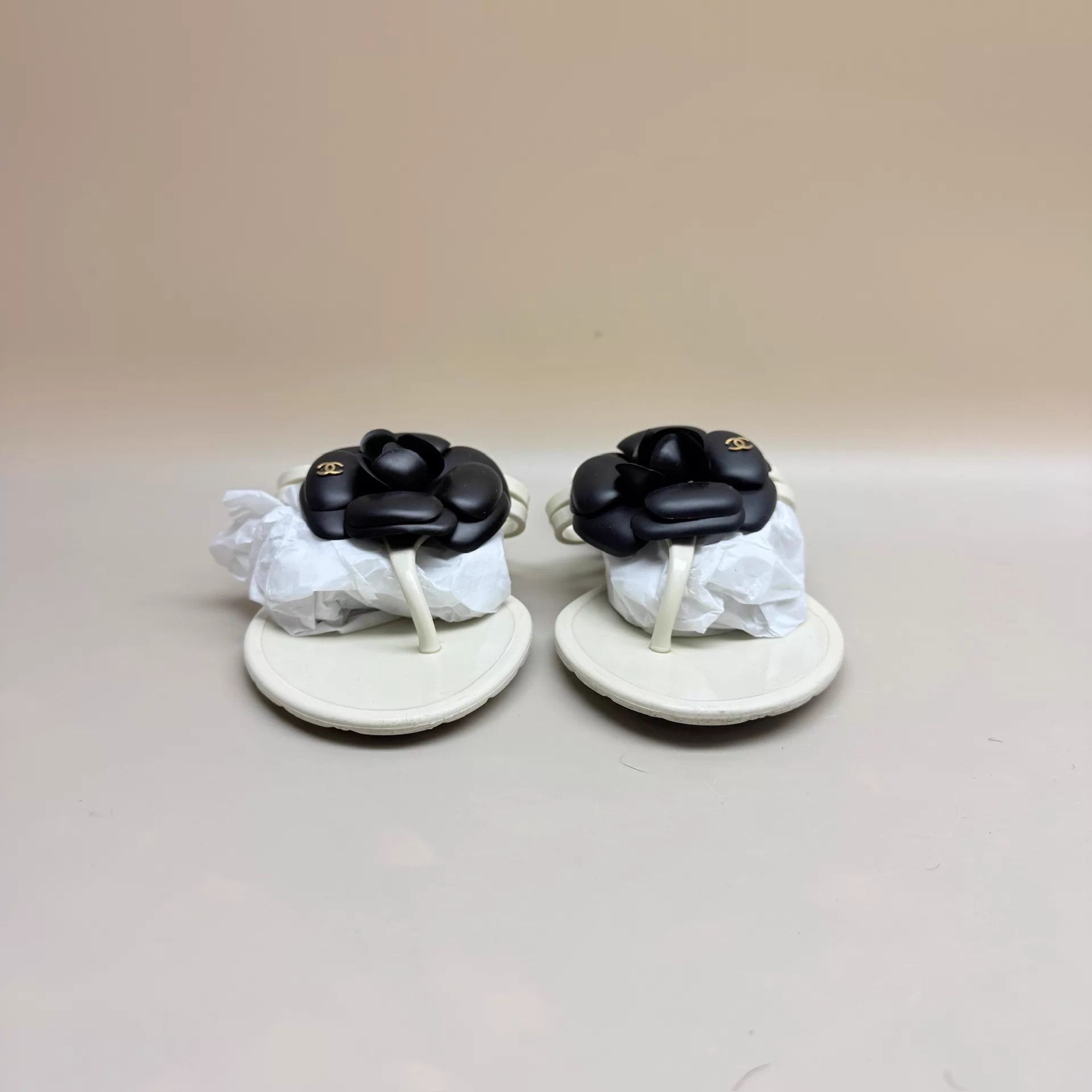 Chanel CHANEL Black & White Camellia CC Slippers 36 95N Size US 5.5 / IT 35.5 - 2 Thumbnail