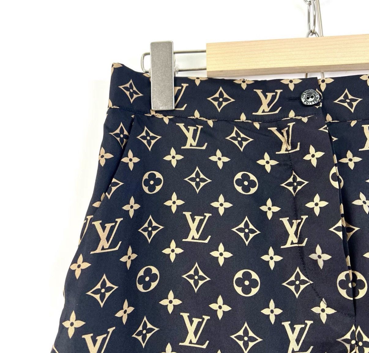 Louis Vuitton LOUIS VUITTON monogram full print twill silk shorts K12 Size 25" / US 0 / IT 36 - 4 Thumbnail