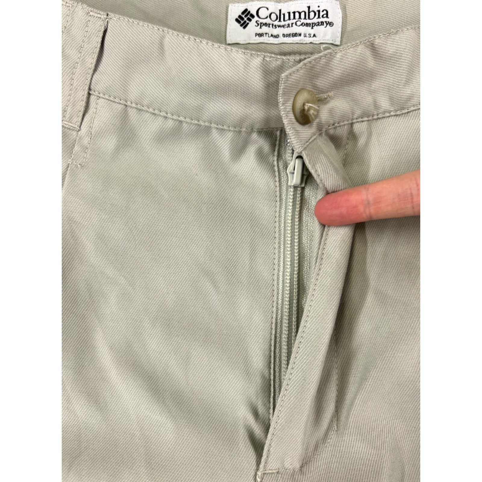 Vintage Columbia Men Bermuda Shorts 34 Beige 100% Polyester Pleated Zip Cargo Pocket Inseam 9 Regular Fit Beach Golf Casual Bermuda Shorts Mens Beige 34x9 Size US 34 / EU 50 - 6 Thumbnail