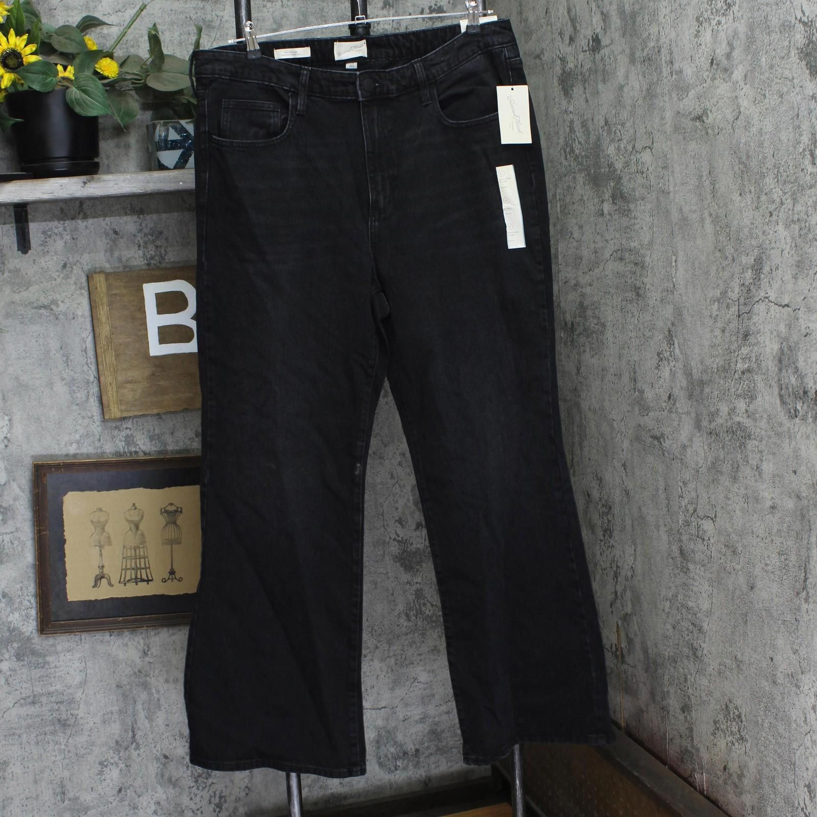 Designer Nwt Universal Thread Flare Jeans 89510034 Black Wash 17 Size 30" / US 8 / IT 44 - 1 Thumbnail