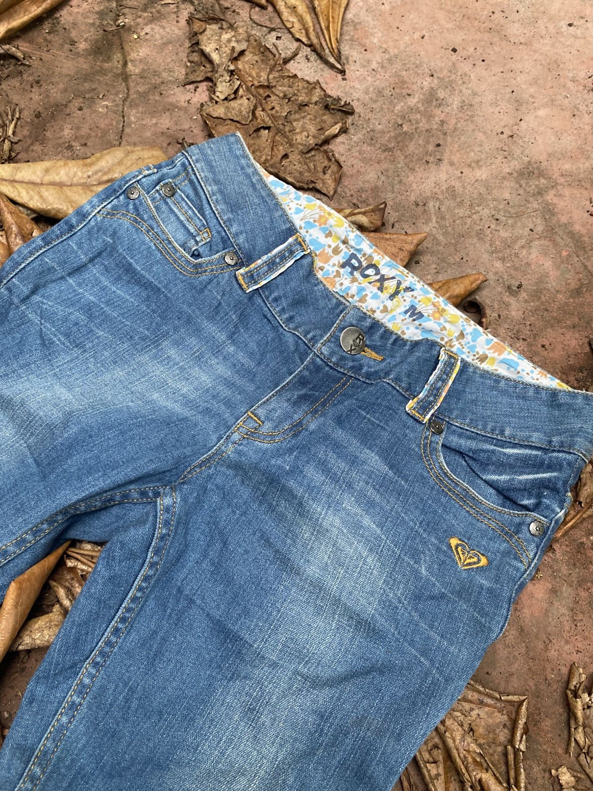 Juicy Couture Y2k Roxy Flare bell bottom jeans with script on back pocket Size 28" / US 6 / IT 42 - 3 Thumbnail