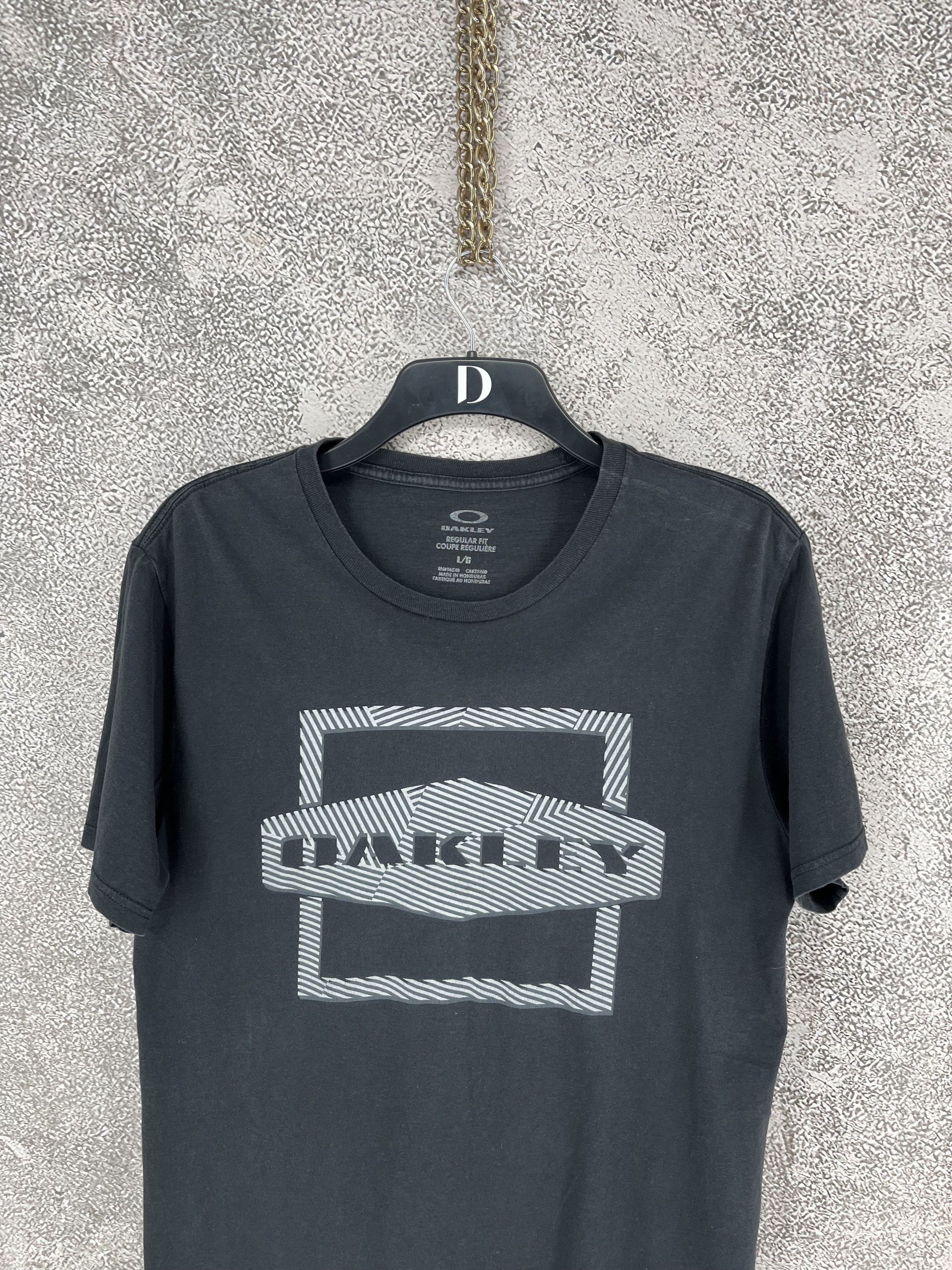 Oakley Oakley Vintage 3D Logo Y2K Archival 90s T shirt Size US L / EU 52-54 / 3 - 6 Thumbnail