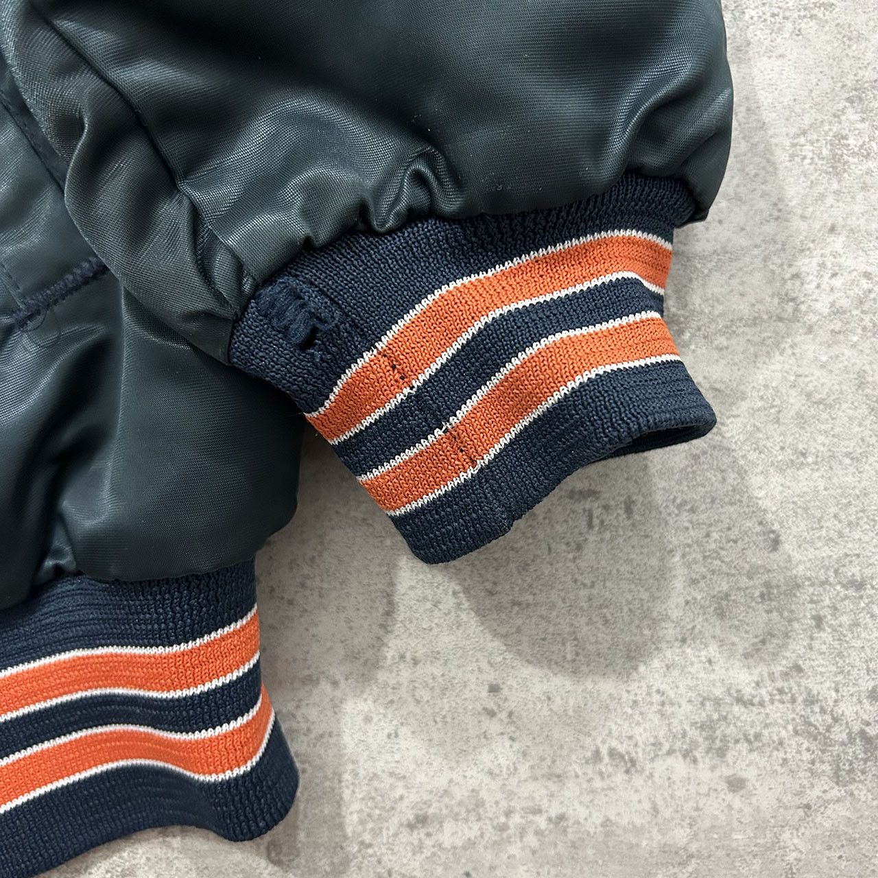 Chalk Line × NCAA × Vintage VTG 90s NCAA UNIVERSITY OF ILLINOIS SPELLOUT SATIN JACKET Size US L / EU 52-54 / 3 - 9 Thumbnail