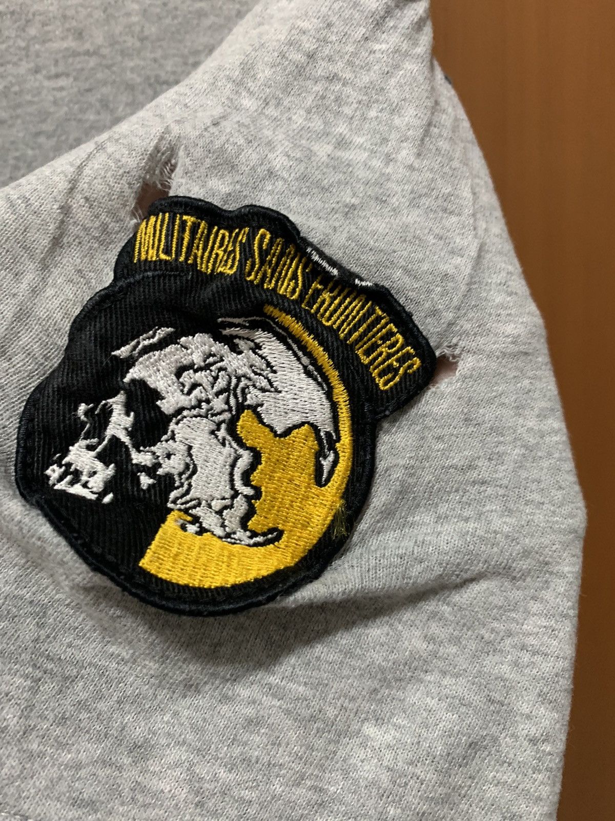 Uniqlo Uniqlo Metal Gear Solid Peace Walker Graphic Tee Distressed Size US XL / EU 56 / 4 - 5 Thumbnail