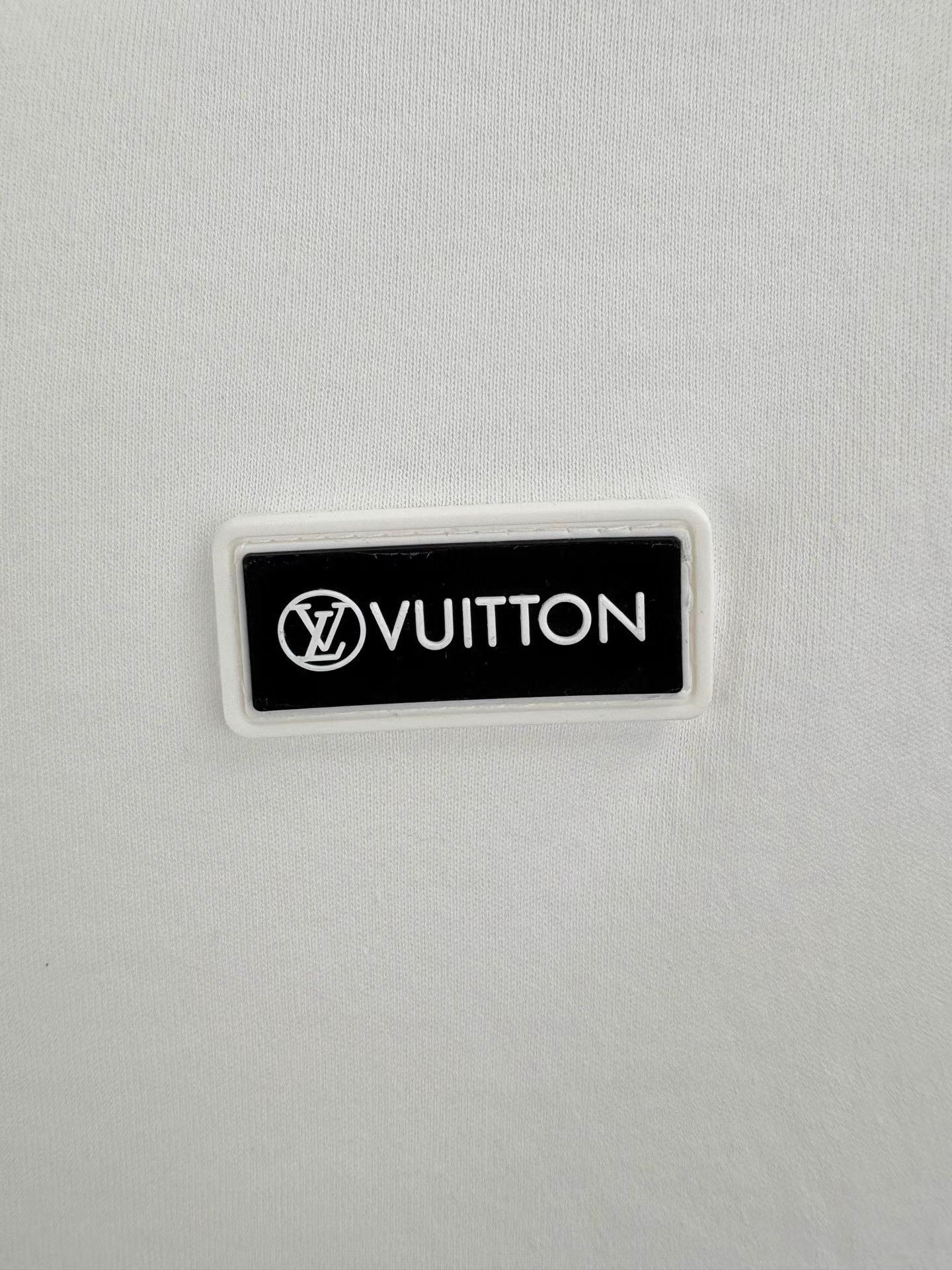 Louis Vuitton LOUIS VUITTON LV Chain Slogan White Short Sleeve Size US L / EU 52-54 / 3 - 3 Thumbnail