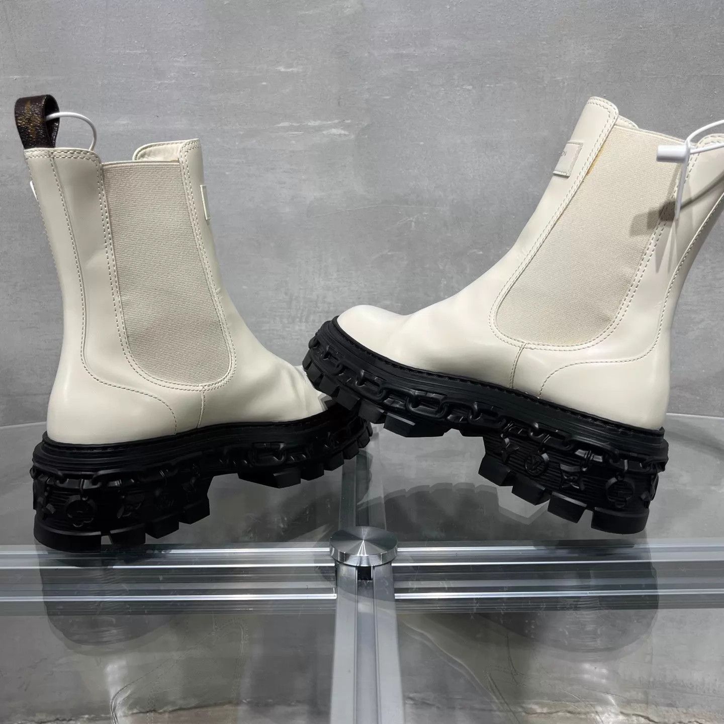 Louis Vuitton LV White Chelsea Boots EU 36 Size US 5.5 / IT 35.5 - 5 Thumbnail