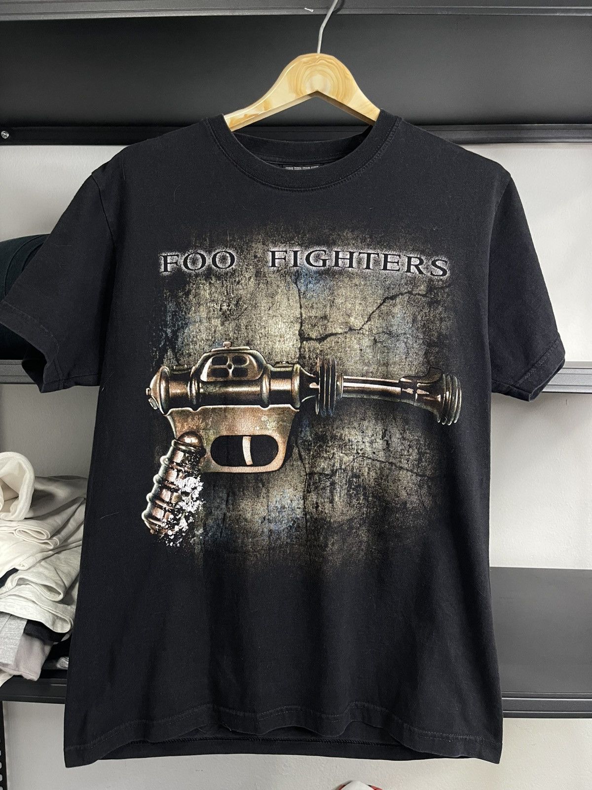Band Tees Foo Fighters Black 'Ray Gun' Blaster Graphic T-Shirt Size US M / EU 48-50 / 2 - 1 Thumbnail