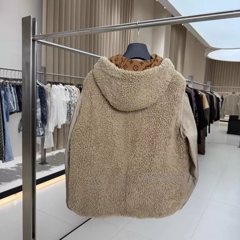 Louis Vuitton Louis Vuitton Khaki lined hooded teddy jacket Size XS / US 0-2 / IT 36-38 - 2 Thumbnail