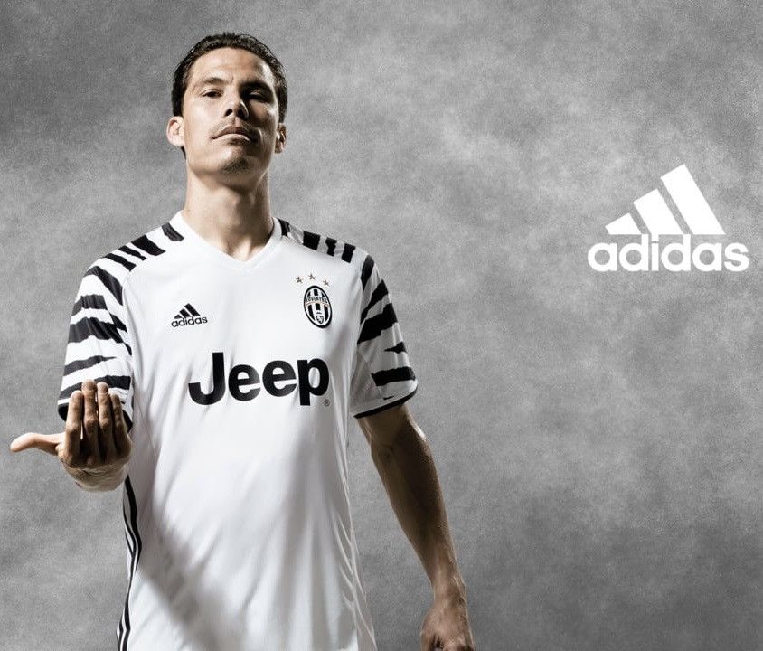 Vintage 2016 2017 Juventus Higuain Official Replica Soccer Jersey Size US M / EU 48-50 / 2 - 2 Thumbnail