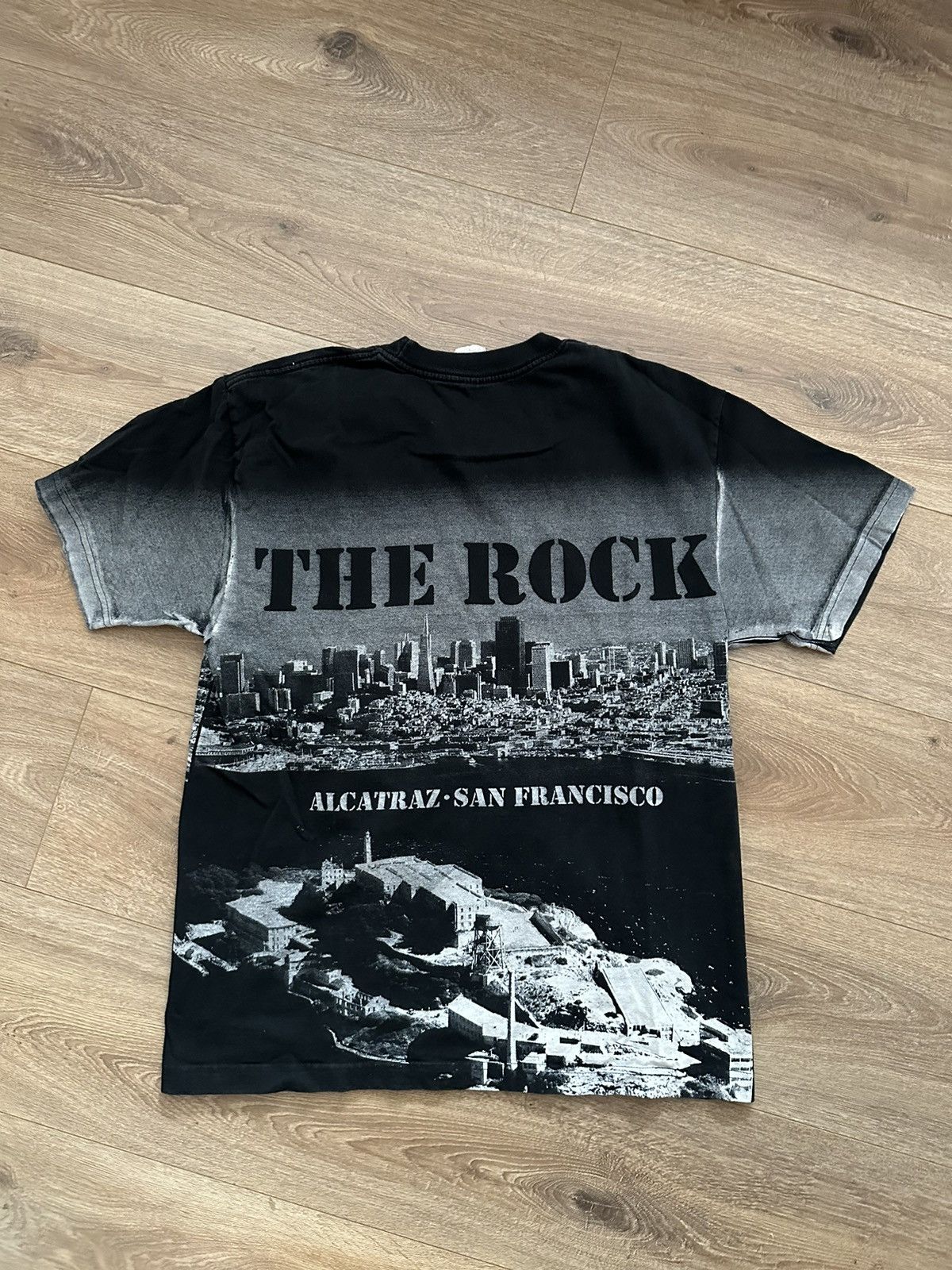 Band Tees 🔥VINTAGE THE ROCK ALCATRAZ AOP OVER PRINTED T-SHIRT🔥 Size US L / EU 52-54 / 3 - 4 Thumbnail
