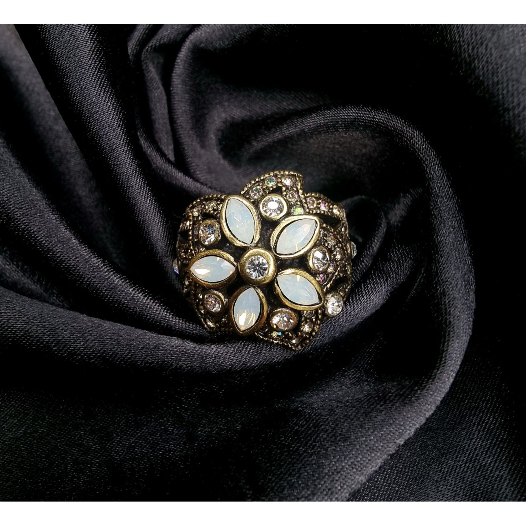 Other Vintage HEIDI DAUS White Stones Clear Crystals Bronze Tone R Size ONE SIZE - 2 Thumbnail