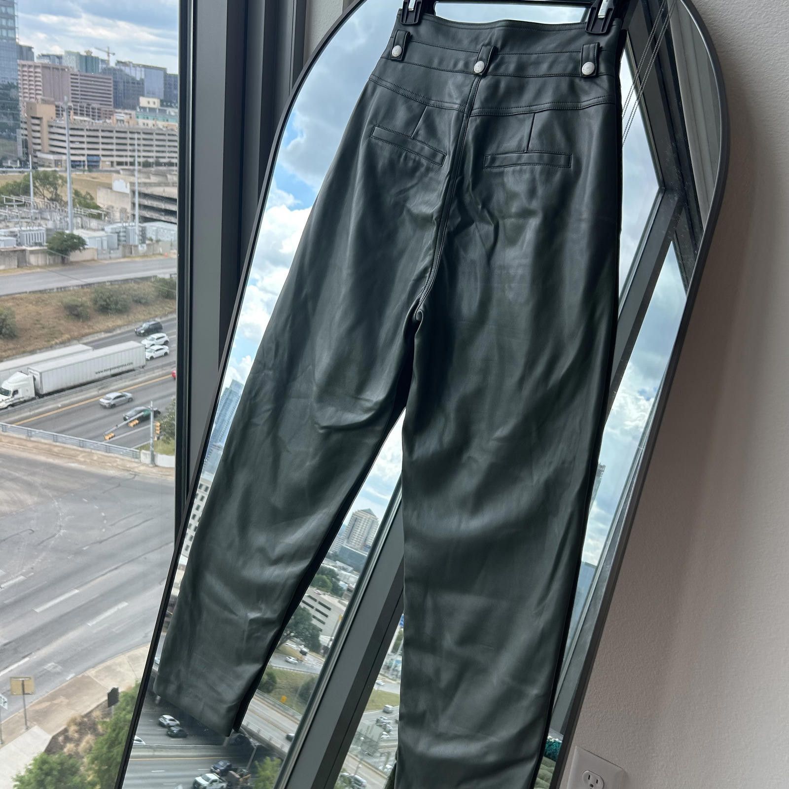 BLANKNYC BlankNYC Women's Olive Green Leather Pants Size 25 Size 25" / US 0 / IT 36 - 7 Thumbnail