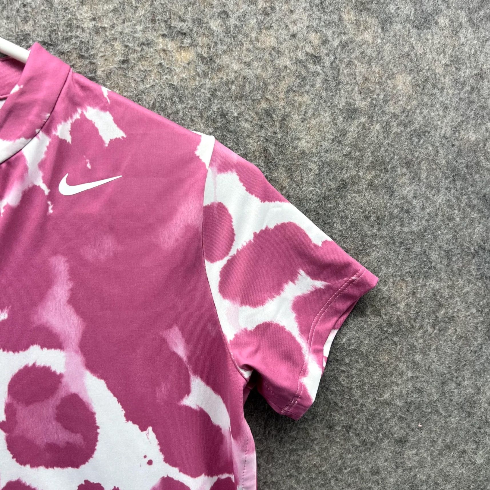 Nike Nike Shirt Women Medium Pink Dri Fit Short Sleeve V-Neck Pullover Regular Fit Nike Shirt Ladies Medium Pink All Seasons Casual Size M / US 6-8 / IT 42-44 - 4 Thumbnail