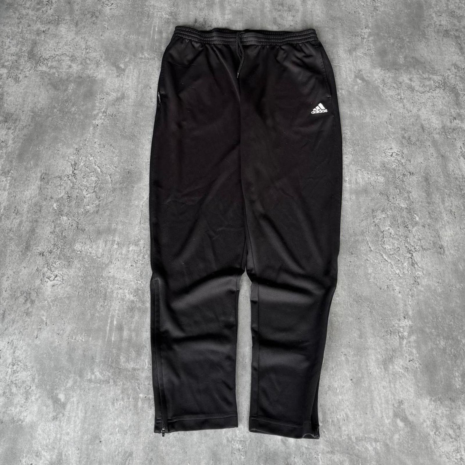 Adidas × Vintage Adidas Tonal Black Essential Technical Sweatpants Size US 36 / EU 52 - 1 Thumbnail